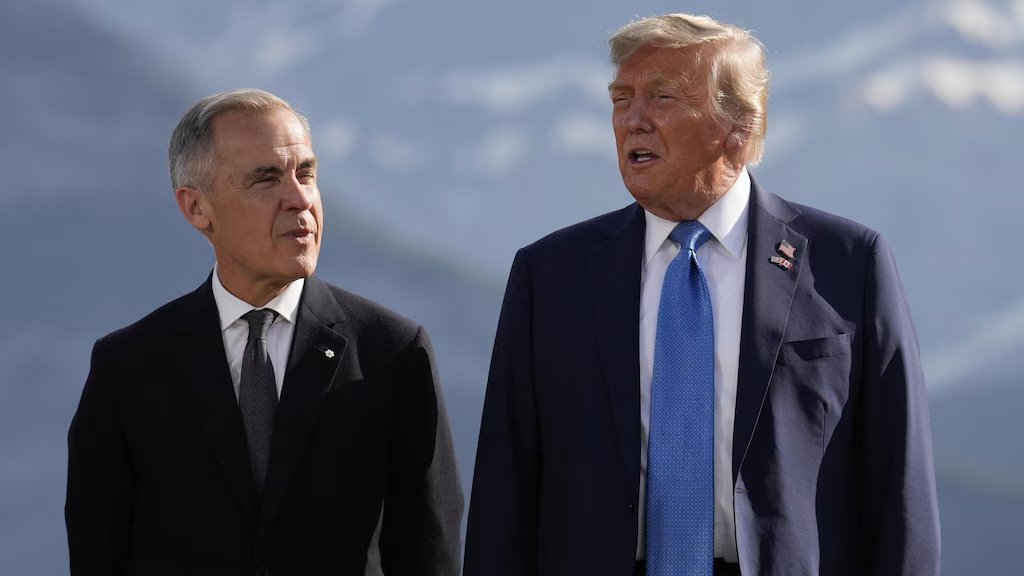 nachomdeo's tweet photo. El primer ministro canadiense, Mark Carney, anunció que Canadá igualará los aranceles de Estados Unidos "dólar por dólar" tras fracasar las negociaciones de última hora en Washington y entrar en vigor gravámenes estadounidenses del 50% sobre productos canadienses valorados en unos 20.000 millones de dólares. 

Canadá avisó que aplicará también un gravamen del 50% sobre una lista equivalente de bienes estadounidenses.

Washington había exigido concesiones en licencias de lácteos, la retirada de represalias a automóviles y el regreso de bebidas alcohólicas estadounidenses a las tiendas provinciales canadienses. 

Ottawa consideró inaceptables y antieconómicos los cambios planteados a última hora por la administración estadounidense y los negociadores cerraron los encuentros sin pacto y se suspendió el diálogo, lo que activó de inmediato la respuesta recíproca.

El conflicto también arrastró disputas menores pero altamente simbólicas, como la crisis en torno al nuevo puente internacional Gordie Howe. Aunque Canadá financió la obra de 4.500 millones de dólares, Trump amenazó con bloquear su apertura e instó a renegociar los términos comerciales exigiendo parte de la propiedad y de los ingresos de los peajes.

Canadá aportó con la revisión de los contratos de compra de F 35 y la reticencias a colaborar con el proyecto de defensa antimisiles "Golden Dome".

Las tensiones se agravaron además por la negativa de Trump a renovar los términos tradicionales del T-MEC y por declaraciones en las que cuestiona la viabilidad económica  canadiense o su integridad territorial.

Consecuencias inmendiatas para Canadá: 
-Golpe a su motor exportador: El 70% de las ventas canadienses van a EE. UU. Un arancel del 50% hace que sus productos dejen de ser competitivos allí de la noche a la mañana.
- Las plantas de autos en Ontario y las industrias del aluminio, acero y madera son las mas expuestas al obstaculizarse su principal mercado.
- La incertidumbre comercial y el temor a una recesión amenazan con provocar una devaluación inmediata de su moneda frente al dólar estadounidense.

Para EEUU: 
-Los importadores estadounidenses trasladarán el costo del arancel del 50% al consumidor final. Podria conducir a un aumento en los precios de alimentos, vehículos, gasolina y materiales de construcción.
-Las represalias de Canadá golpearán de inmediato a los agricultores de EE. UU. (lácteos, frutas, licores), quienes podrían perder a un cliente millonario y acumular excedentes sin vender.
-Las fábricas en EE. UU. dependen del aluminio, acero y energía de Canadá. Al encarecerse estos insumos, la producción manufacturera estadounidense podría perder impulso

La guerra arancelaria se desató y todo puede pasar en los próximos días. Tanto un retroceso mutuo como en ocasiones anteriores para volver a negociar, como una escalada tarifaria. 

El problema de esta ronda de represalias es que los antecedentes ya manosearon en exceso el vínculo bilateral y recomponerlo se hace mas arduo.

Carney deberá lidiar con un escenario recesivo. Trump con uno inflacionario ante unas elecciones de medio término que lo condicionan a la hora de subir su apuesta.