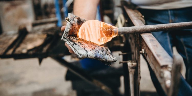 hautsdefrance's tweet photo. 👨‍👩‍👧‍👦 Et si vous découvriez les savoir-faire artisanaux des #hautsdefrance en famille ?

🔥 Soufflage de verre, forge, poterie, spectacles, musique et marché de créateurs vous attendent ce dimanche 23 août à Trélon pour la Fête du Verre.

➕ d'infos 👉 https://t.co/cX4B2jn7ei https://t.co/s1aWaIgjQb