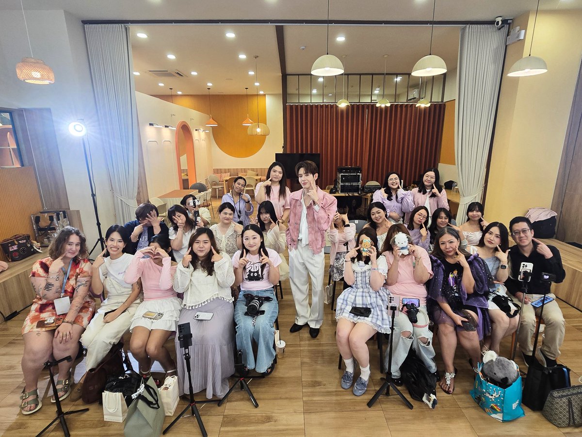 DomundiTV's tweet photo. ขอขอบคุณ @mamicosofficial ที่ให้เกียรติ “เจมส์” @jamessu_w ได้มาร่วมกิจกรรมในวันนี้นะคะ 🥰

ขอขอบคุณแฟน ๆ ทุกคนที่มาเจอกัน รวมถึงแฟน ๆ ที่ส่งกำลังใจมาให้เจมส์ด้วยนะคะ 🫶🏻✨️

#MamiSoftAndBrightFunAtCaféWithJamesSu
#MamixJamesSu https://t.co/qV177WEGwa