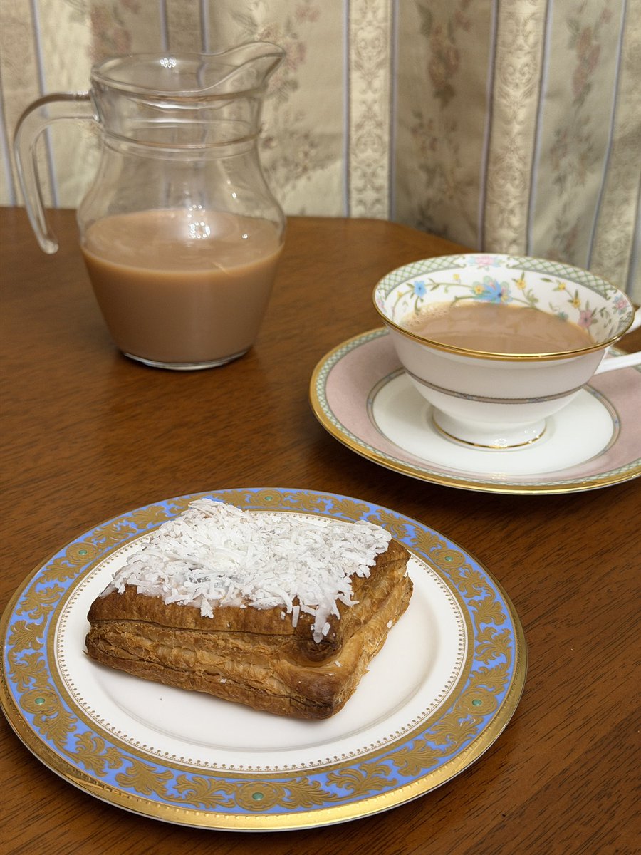 aristocrats_tea's tweet photo. お店のこと、SNSのこと、外部のお仕事、家のこと、アレコレやってたらぐるぐる起こしそうになったので
英国展Pt.1前半出店のティールームグランドツアーさんの美味しい英国菓子と、コーニッシュティーのミルクティーで、ささっとティータイム🫖
落ち着いて、一つ一つ丁寧に頑張ります💪 https://t.co/OrD4NzG5PZ