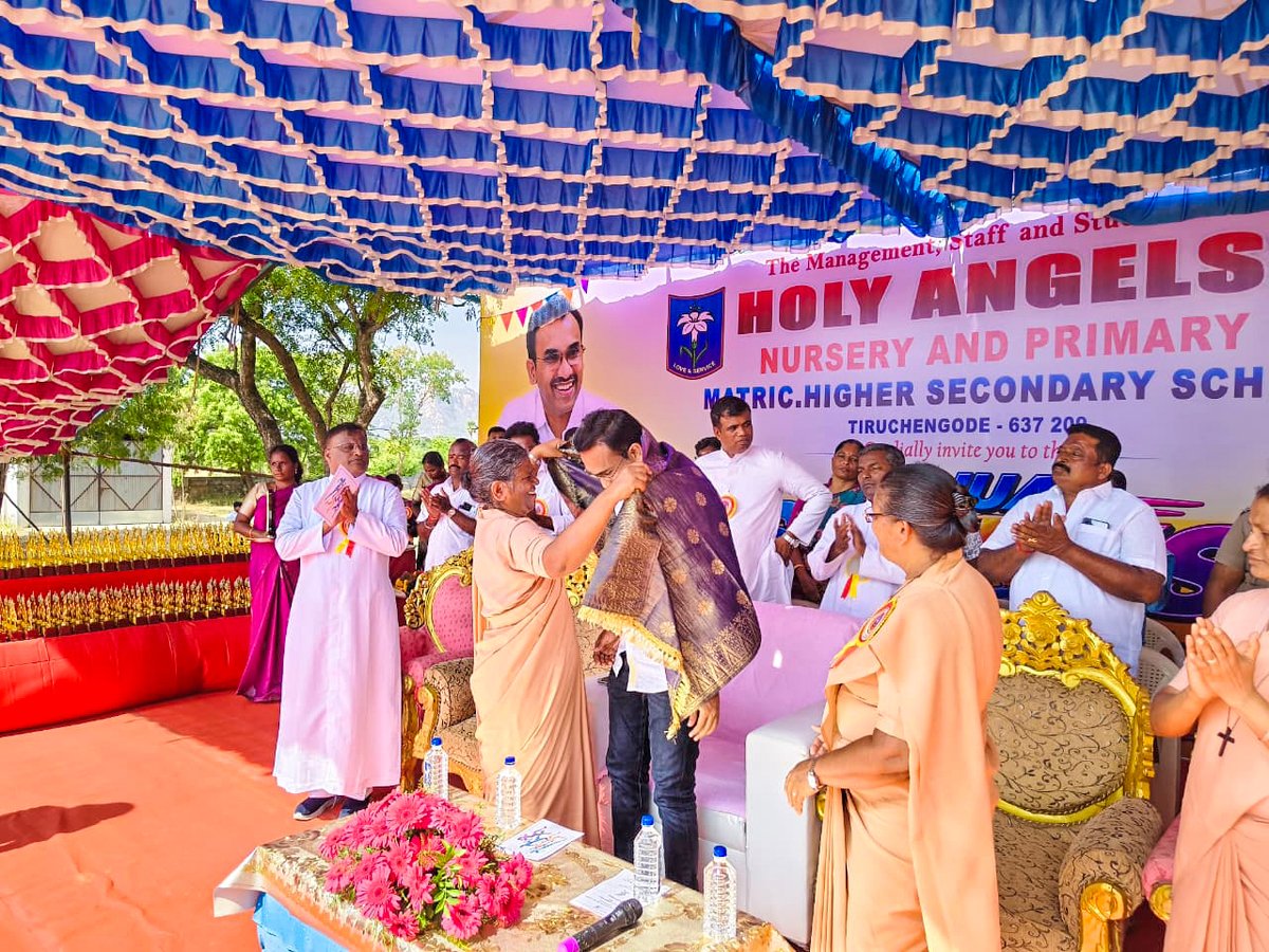 arunraajkg's tweet photo. இன்றைய தினம் நமது திருச்செங்கோடு ஹோலி ஏஞ்சல்ஸ் மெட்ரிக் மேல்நிலைப் பள்ளி  ஆண்டு விளையாட்டு விழாவில் சிறப்பு விருந்தினராக கலந்து கொண்டோம்.

வீரநடை போட்ட மாணவர்களின் அழகிய அணிவகுப்பு மரியாதையை ஏற்றுக்கொண���டோம்.

மாணவர்களின்
மன வலிமையை மேம்படுத்துவதில் விளையாட்டு முக்கிய பங்கு வகிக்கிறது. 

என்னுடைய விளையாட்டு ஆசிரியர், வாலிபால் கோச் செல்வம் அவர்கள் இன்றும் எனது நன்றிக்குரியவராக இருக்கிறார். வாழ்க்கையில் எந்த துறையாக இருந்தாலும் வெற்றி பெற அடிப்படை தேவை ஒழுக்கம். அதனை எனது விளையாட்டு ஆசிரியரே சொல்லிக் கொடுத்தார்.

வ��ற்றி தோல்வியையும், மேடு பள்ளங்களையும் கடக்க நமக்கு கற்றுக் கொடுப்பது விளையாட்டு தான். 

படிப்போடு விளையாட்டிலும் கவனம் செலுத்த வேண்டியது அவசியம்.
நமது மாண்புமிகு முதலமைச்சர் அவர்கள் தலைமையிலான அரசு விளையாட்டுக்கு மிகுந்த முக்கியத்துவம் கொடுத்து வருகிறது. நிச்சயம் ஒரு நாள் நாம் ஒலிம்பிக் போட்டிகளில் பதக்கம் வெல்வோம்.

@TVKVijayHQ | @TVKHQITWingOffl 

#SportsForYouth |  #YouthEmpowerment | #HolyAngelsSchool | #ArunraajTVK