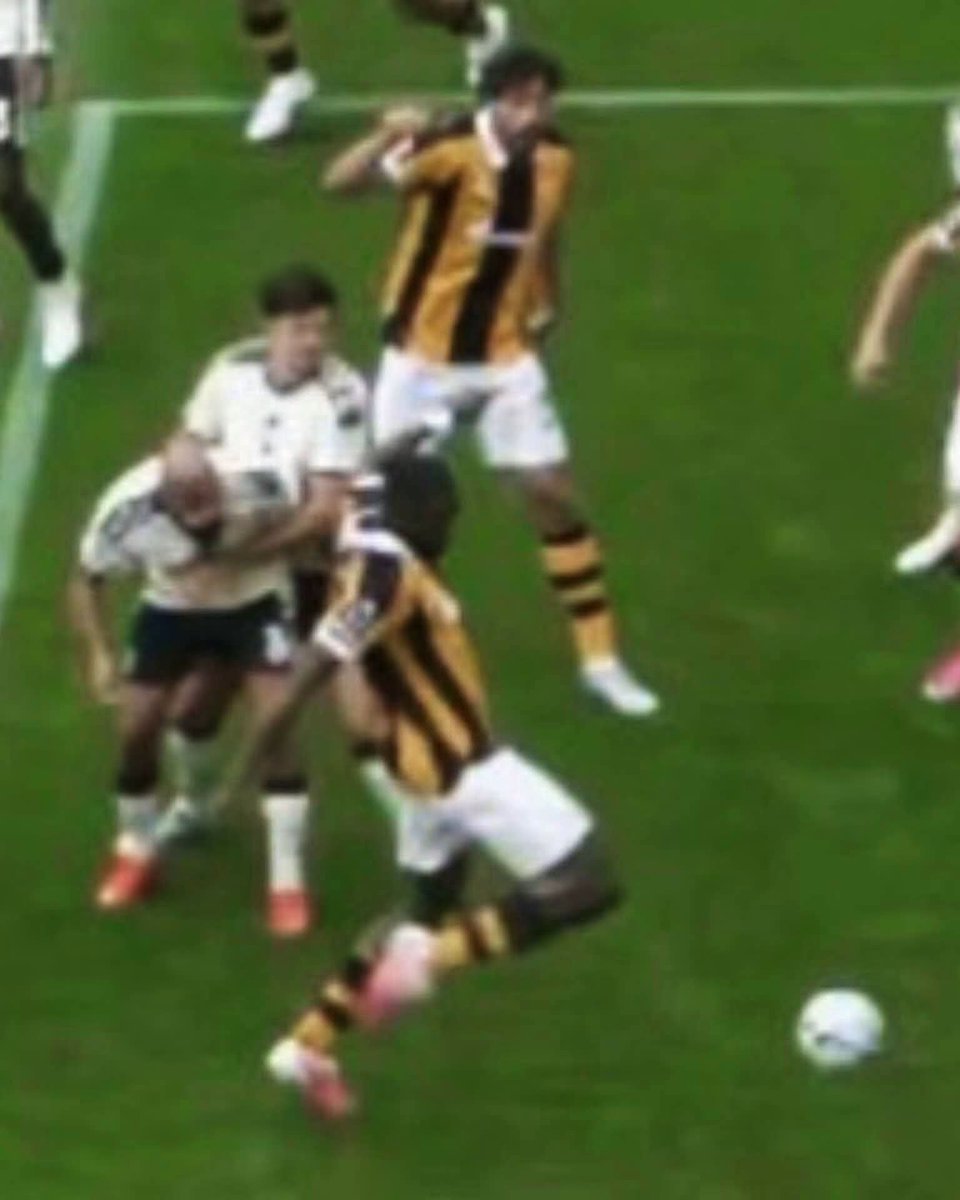 luca_varan's tweet photo. Maguire retient son joueur pour l'empêcher de défendre 😭😭 https://t.co/NZ5M8R0vo4