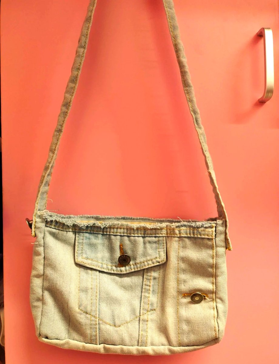 Sabarlieva's tweet photo. Turn old jeans into a trendy crossbody bag! Added functional pockets and a cute denim patch, perfect for daily errands. https://t.co/igz5BUdfq0