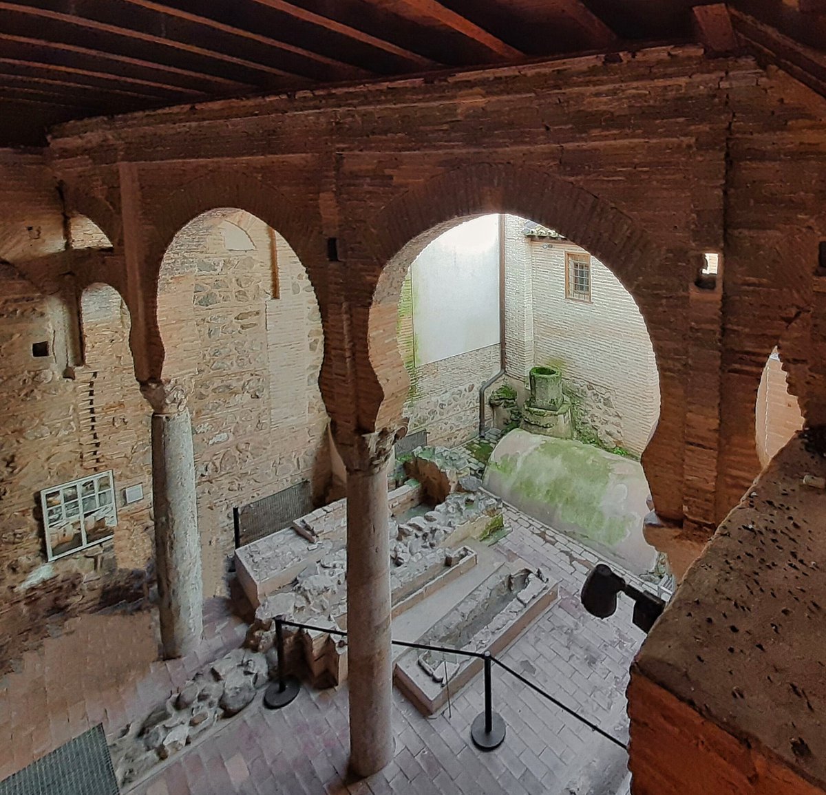 RomanicoEspana's tweet photo. Toledo, siempre una caja de sorpresas y, para prueba, la iglesia del Salvador, por donde mucha gente pasa pero no tantos entran y en la que, hace unas décadas, fueron descubiertos y recuperados los restos de la primitiva "musalla" o patio de abluciones de una antigua mezquita https://t.co/ON5y7vzKQM