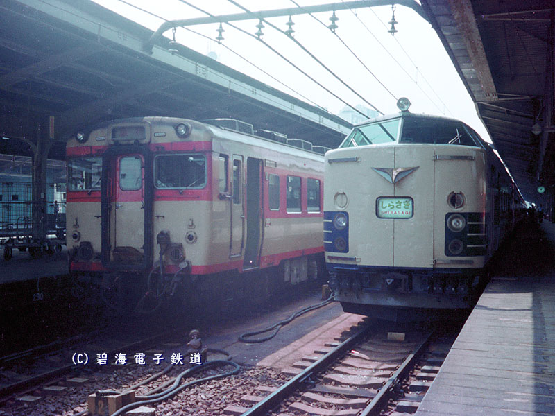 hekkai_rail's tweet photo. 「金星」で到着した581・583系は神領へ回送されて座席仕様に整備。名古屋10:15発の特急「しらさぎ2号」となります。クハネ581-20
左側はキハ58142。終着の712D急行「のりくら1号」のよ��です。ドアを開いてサボ交換中。
思えば撮影対象の列車が集中していました。
#碧電シリーズ50年前 76.8.13 https://t.co/gVUZf7sgVj