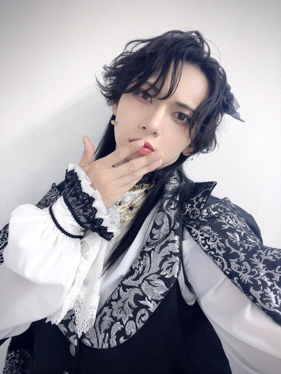 KudoHiromu's tweet photo. #王ステ
本日もご来場誠にありがとうございました！

フニャディとマーチャーシュとして生きられるのも明日で最終日。

最後まで悔いなく生き抜きたいと思います！！

今日は特別にマーチャーシュ様からの投げキッスをお納めください💋

#黒の王2026
#フニャフニャディ https://t.co/aYUoym6jeM