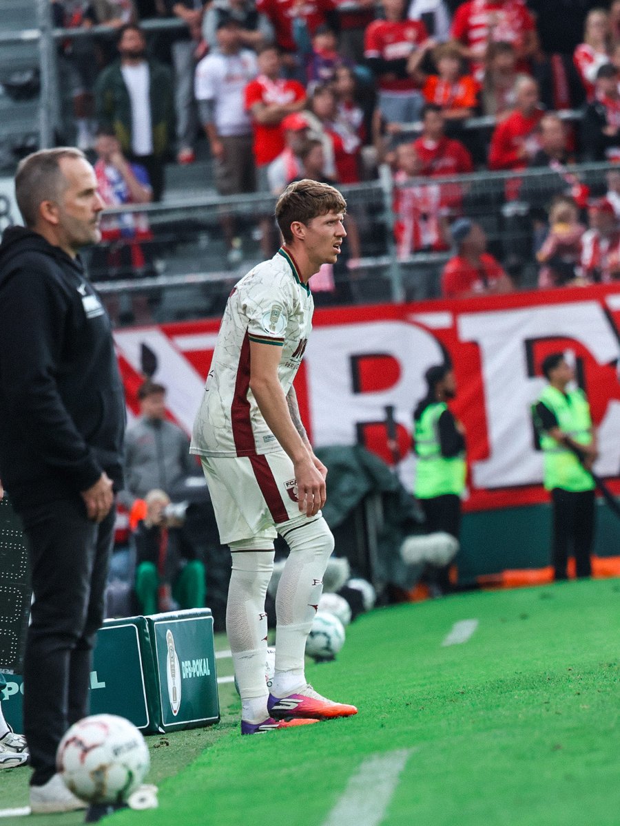 FCAugsburg's tweet photo. Viel geackert im Mittelfeld: nach 63 Minuten macht #Massengo Platz für #Jaka! 👏

63’ | 0:1 | #FCEFCA https://t.co/pDP8ylKsUU