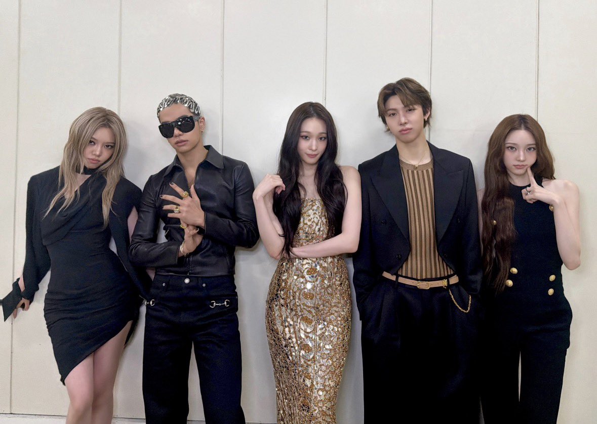 allurdf's tweet photo. 매번 비슷한 코디에 멤버들의 장점은 제대로 살리지도 못하고 특정 멤버에게는 똑같은 식의 스타일링이 대체 언제까지 이어져야 하나요?
팬들이 계속 피드백을 하는데도 개선될 기미가 보이지 않아 너무 답답합니다. 
제발 피드백 수용 좀 해주세요
@THEBLACKLABEL @ALLDAY_PROJECT https://t.co/2QXI5mmJGc