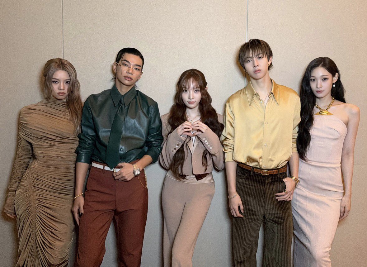 allurdf's tweet photo. 매번 비슷한 코디에 멤버들의 장점은 제대로 살리지도 못하고 특정 멤버에게는 똑같은 식의 스타일링이 대체 언제까지 이어져야 하나요?
팬들이 계속 피드백을 하는데도 개선될 기미가 보이지 않아 너무 답답합니다. 
제발 피드백 수용 좀 해주세요
@THEBLACKLABEL @ALLDAY_PROJECT https://t.co/2QXI5mmJGc