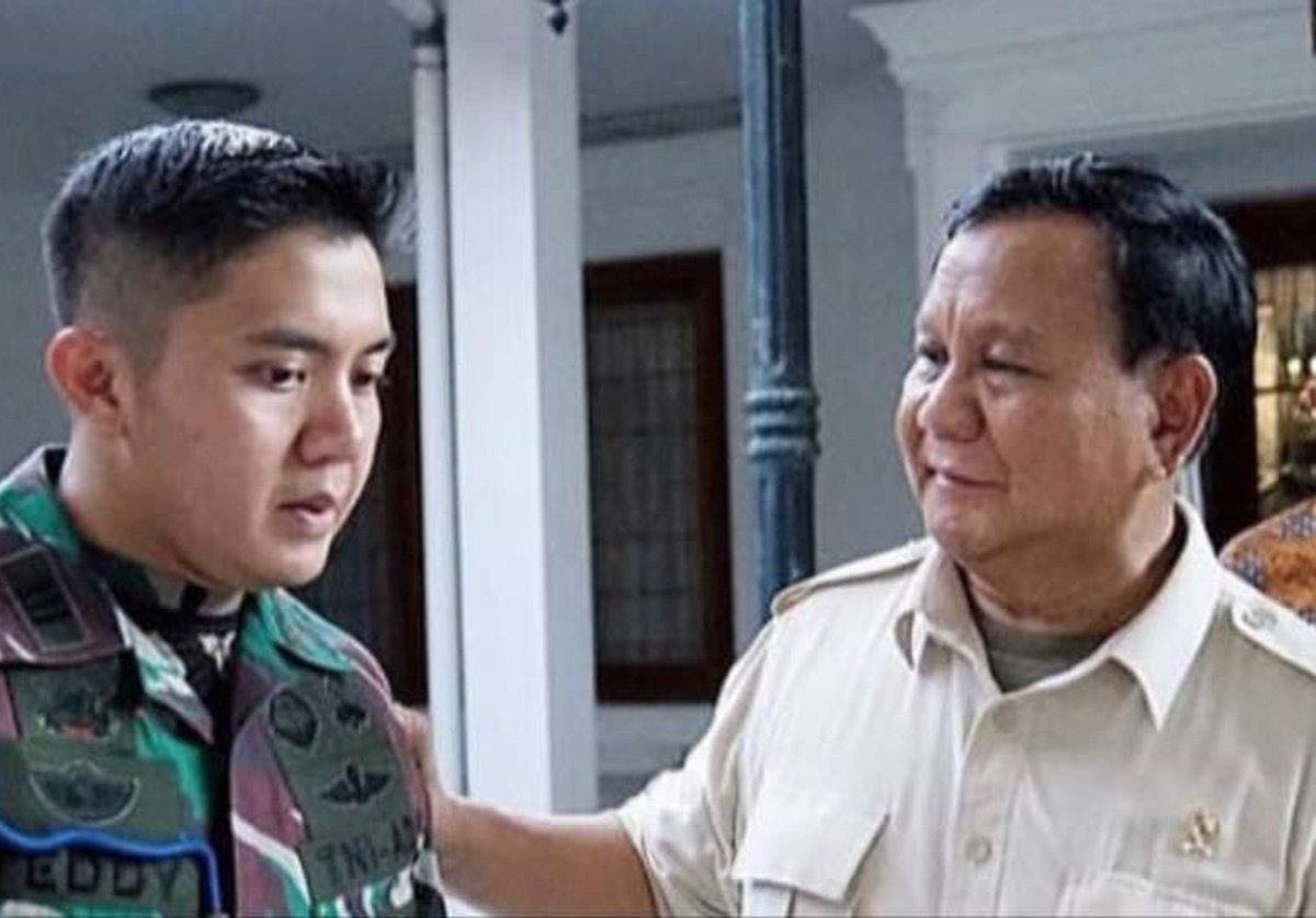 akunhewan's tweet photo. lagaknya macam perdana menteri, padahal jabatan seskab itu cuma ASN eselon II 😭😹

dulu seskab setara menteri, tapi prabowo mengubah struktur kabinet: seskab ditaruh di bawah mensetneg, bahkan di bawah setmilpres

sengaja diubah biar bisa dijabat teddy (karena ada aturan TNI aktif dilarang jd pejabat setingkat menteri)

lucunya secara birokrasi seskab dipindah strukturnya di bawah menteri, tapi menteri2 dan semua pejabat elit pd tunduk sama dia, pengaruhnya melebihi permaisuri chooyyy 😭