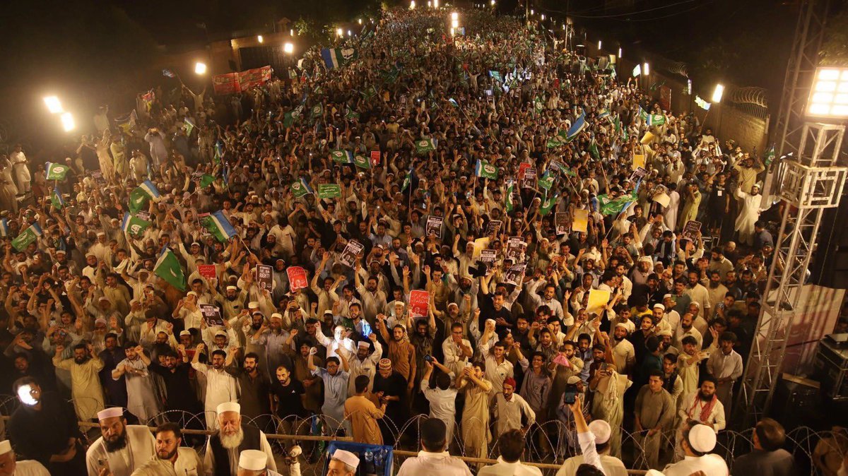 NaeemRehmanEngr's tweet photo. پٹرول ، ڈیزل پر عائد ظالمانہ لیوی اور ٹیکسز کے خلاف جماعت اسلامی کے ایک ہفتے سے جاری دھرنے ملک بھر کے عوام کی نمائندہ آواز بن گئے ہیں۔ لاہور ، پشاور اور کراچی میں تینوں مقامات پر عوام کی بہت بڑی تعداد روزانہ کی بنیاد پر ان دھرنوں میں شریک ہے۔ ان دھرنوں کا دائرہ اب دیگر شہروں تک بھی پھیلایا جائے گا۔ بات اب صرف دھرنوں تک محدود نہیں رہے گی۔ یہ دھرنے بھی جاری رہیں گے اور عوام کو ریلیف دلوانے کے لیے دیگر جمہوری آپشنز بھی استعمال کریں گے۔ اس وقت مہنگائی سے تنگ پاکستان کے عوام کا سب سے بڑا مطالبہ صرف ایک ہے: پٹرول اور ڈیزل پر عائد بھتہ لیوی کا خاتمہ کیا جائے۔