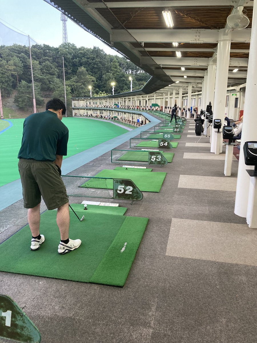 osga_sanda's tweet photo. 三田校の多田です😊今日も暑い日になりました😅午後からのレッスンに2名な方にお越しいただきました🙇‍♂️他のスクールの方も頑張っておられます👌夕方に音がするので雷かと思いましたら、地元の花火大会の音でした😀暑さもまだまだ続きますが、頑張って参りましょう✌️#ワンストップゴルフ三田校 https://t.co/yydAgxQbE8