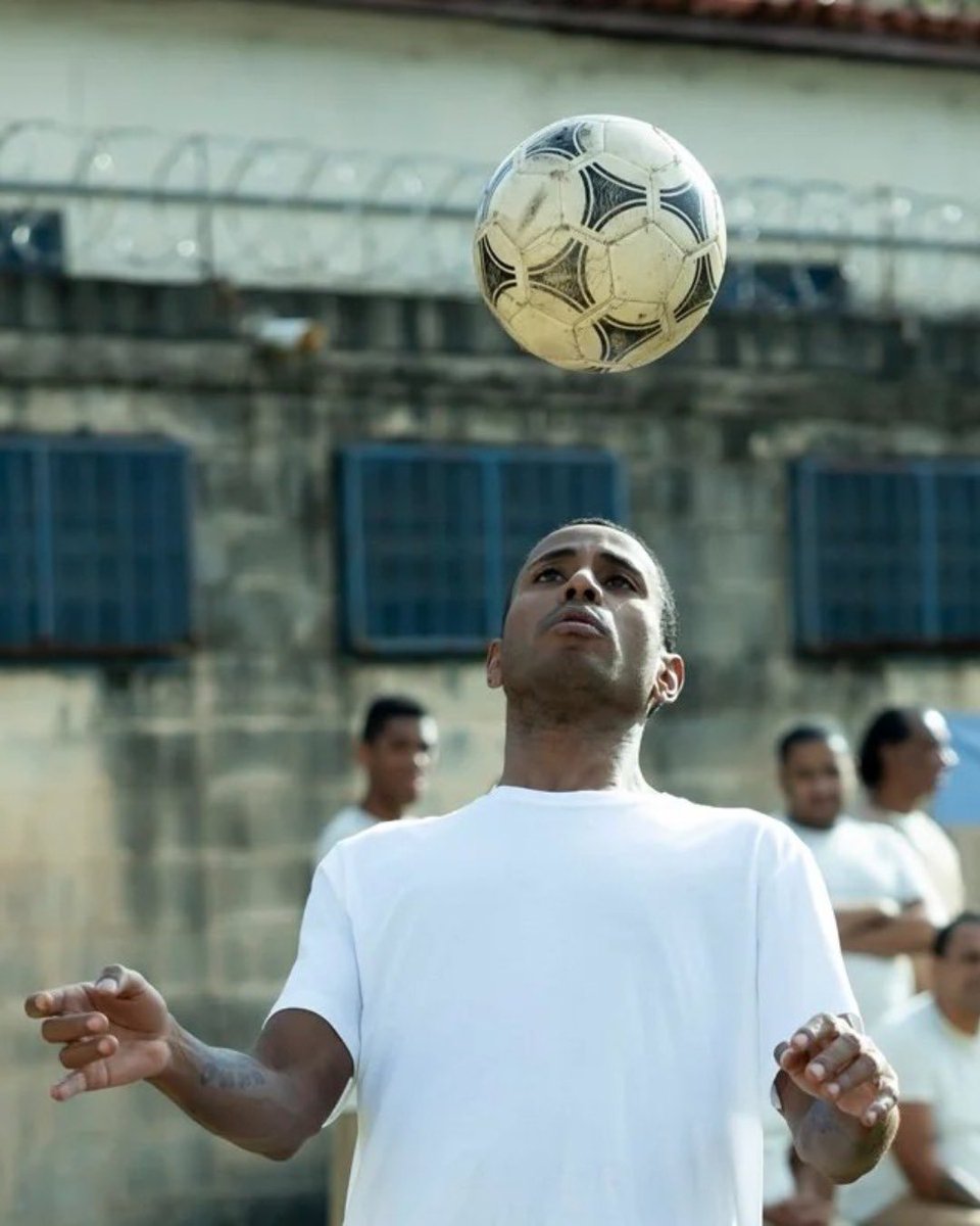 choquei's tweet photo. 🚨VEJA: Ícaro Silva surge caracterizado como Robinho nas primeiras imagens da 2ª temporada de Tremembé. https://t.co/cQpA2kMpQP
