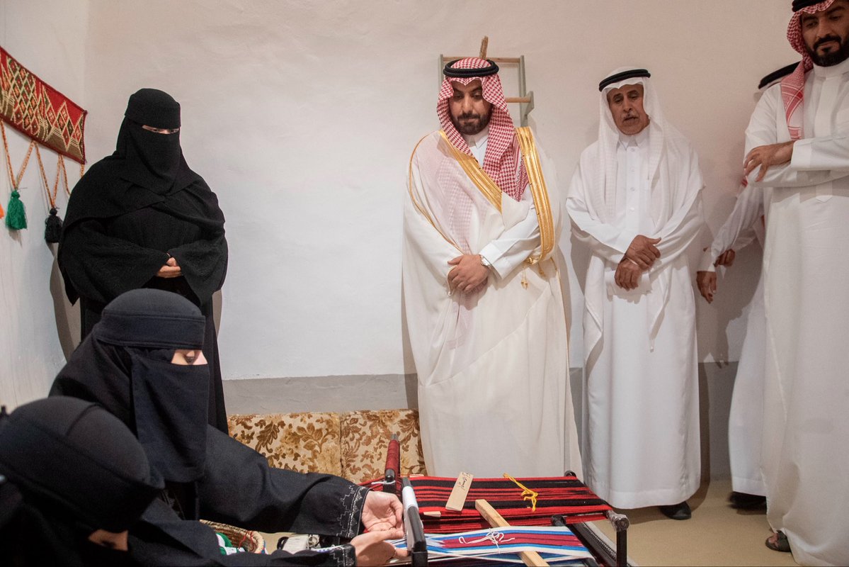 investcenter41's tweet photo. محافظ عنيزة يطلع على مبادرة "بوصلة الحالمين" تزامناً مع #اليوم_الدولي_للشباب 

اطلع محافظ عنيزة الأستاذ سعد بن عبدالله السليم مساء يوم الجمعة على مبادرة "بوصلة الحالمين" التي تنظمها جمعية الاستثمار التنموي بعنيزة تزامناً مع اليوم الدولي للشباب وذلك في قصر السبيعي التراثي

وتهدف المبادرة إلى تمكين الشباب وإبراز طاقاتهم ومواهبهم وتطلعاتهم وتعزيز مشاركتهم الفاعلة في المجتمع إلى جانب التعريف بالموروث الثقافي والتراثي للمحافظة من خلال برامج وتجارب تجمع بين طموح الشباب وثراء الموروث 
وتأتي المبادرة تأكيداً على أهمية دعم الشباب وتوفير المساحات التي تسهم في تطوير قدراتهم وتحفيزهم على المشاركة في المبادرات المجتمعية والتنموية.