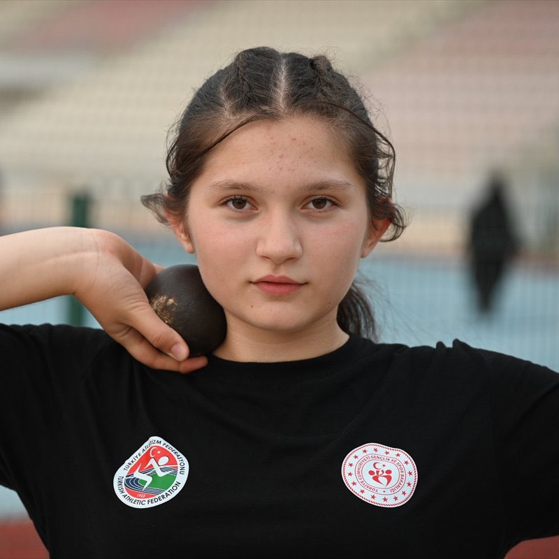 siyahsancakx's tweet photo. 🔴 Osmaniye'de yaşayan ve teneffüste hızlı koşarken kendisini gören antrenör tarafından atletizme yönlendirilen 13 yaşındaki Elfinay, 2 yıl üst üste Türkiye Şampiyonu oldu. https://t.co/mf3vE7Hv8o