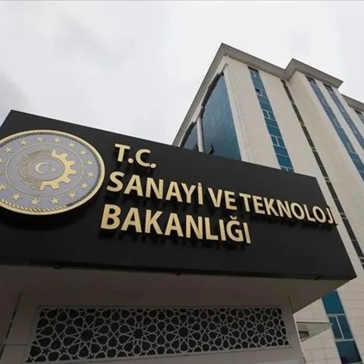 bistingucu's tweet photo. KOBİ’lere 30 milyon TL’ye kadar finansman desteği

Sanayi ve Teknoloji Bakanı Mehmet Fatih Kacır, KOSGEB Kapasite Geliştirme Destek Programı’nın 2026 yılı 3. dönem başvurularının başladığını açıkladı.

Program kapsamında KOBİ’lere 36 ay vadeli kredilerde 30 milyon TL’ye kadar finansman, 20 puan finansman desteği ve kefalet imkânı sağlanacak.

Tedarikçi geliştirmeye yönelik savunma, uzay ve havacılık projeleri 30 milyon TL’ye kadar; hızlı büyüyen veya teknogirişim rozetine sahip işletmelerin projeleri ise 20 milyon TL’ye kadar desteklenecek.

Kacır, program kapsamında 2025 yılında 3 bin 938 KOBİ’nin toplam 64 milyar TL finansmana eriştiğini bildirdi.

#KOBİ #KOSGEB #Sanayi #Ekonomi #Teknoloji