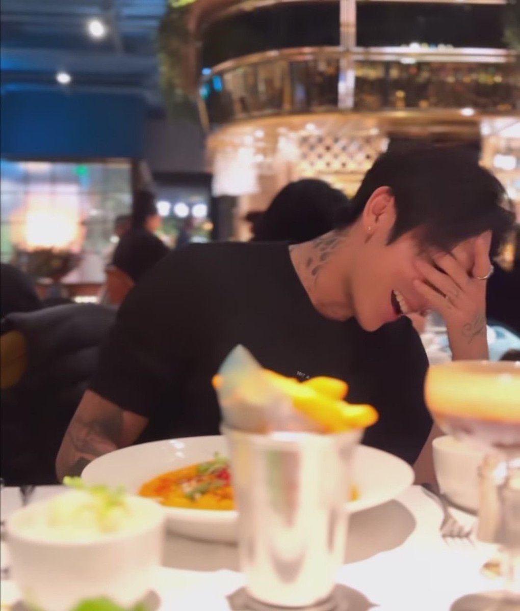 crhictianyu's tweet photo. “Abis mam pecel lele, kita mampir mam nasi padang!!” 
“Dek.. mas kenyang bgt”
“😡”
“Yaudah ayo…”
Kamu kecil-kecil gini mam nya byk bgt ya sayang 😳 https://t.co/XtFy4Jzs3K