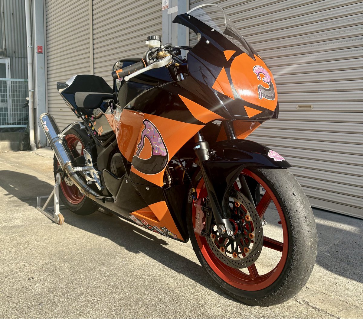 killia36's tweet photo. 【ぼくがつくったさいきょうのばいく】

250しーしーのフレームに450しーしーのエンジンを載せた

“CBR450R”完成しましたっ♪

CRF購入から1年3ヶ月…😇

ポリシーとして、
・同メーカーのフレーム、エンジンを使用。
・フレームを溶接加工しない。
・再現性の有るエンジンスワップ。

・羊の皮を被った狼仕様が基本スタイルなので、パッと見わからないが正義！

で、作りました🌟
エキパイと、ギアアーム延長のみ溶接してもろたぴ♪

乾燥110kg以下のジェネリックBe on
FI車スワップはネンポンが地獄！流用でボルトオン解決卍

鈴鹿ツインで分切り目指します！
450を讃えよ🍤