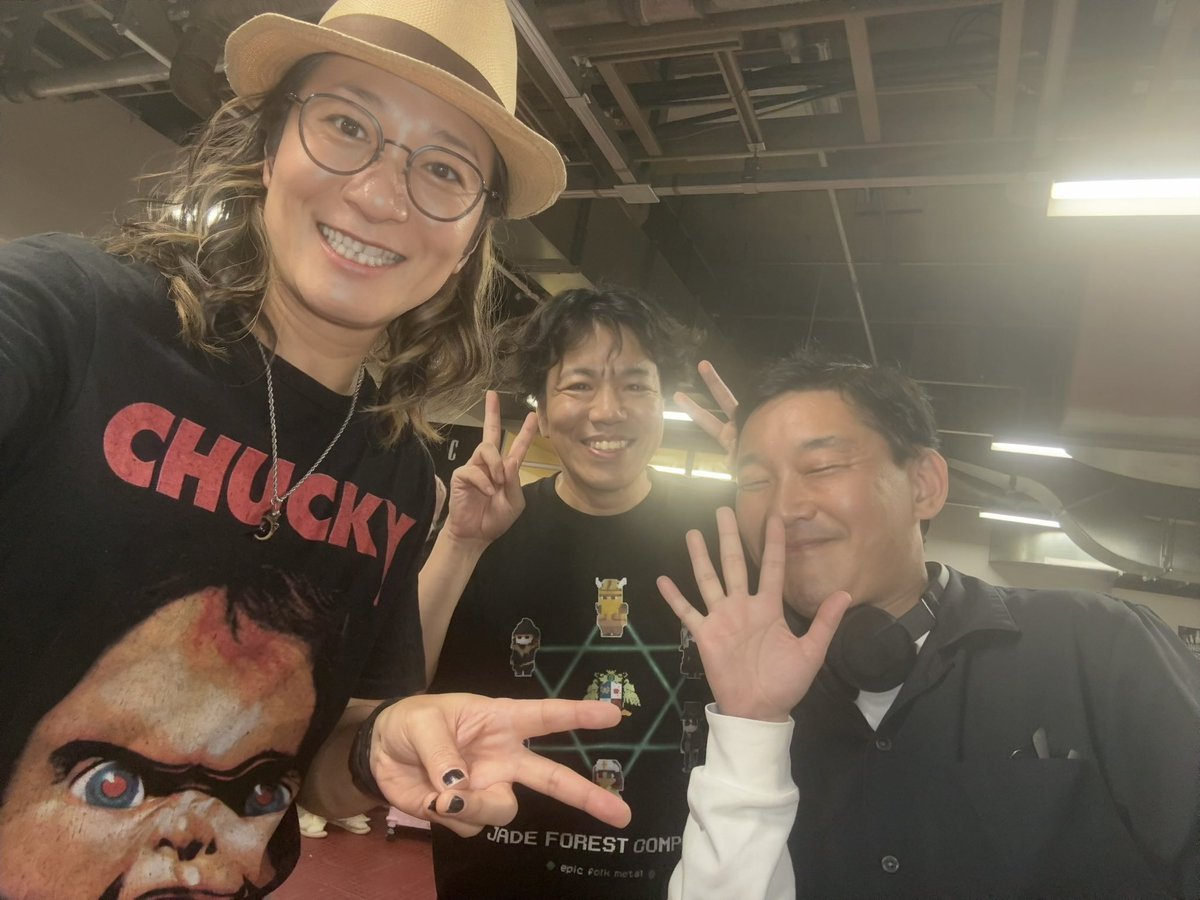 george2nd's tweet photo. umbrellaのアンコール中に、グルグル映畫館のちゃんお兄こと桂りょうば氏から「今日大阪ですよね？」とLINEが来たのでステージ上で春君に見せたら電話しましょうって言うのでかけたら出なくて切ったんだけど、曲始まったらかかってきた。とりあえず出てアンコール終わったらかけ直すねって切って、終わってかけたら5分後くらいに挨拶に行くとのことで搬出ちょっと待ってこれ。
ちゃんお兄わざわざありがとう☺︎
