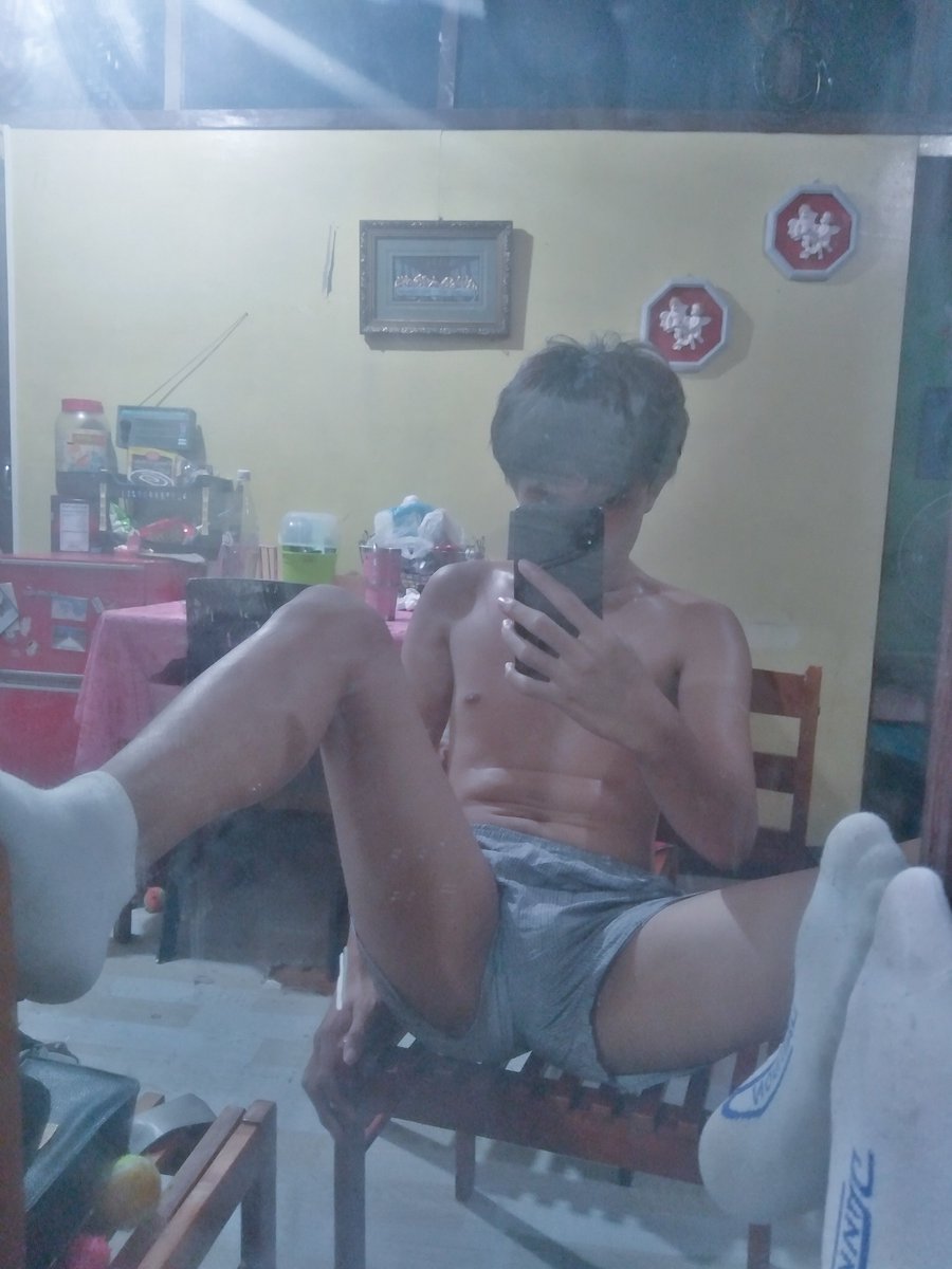 Clintjairo2009's tweet photo. what are the socks for? https://t.co/DZ3OUKiG1j