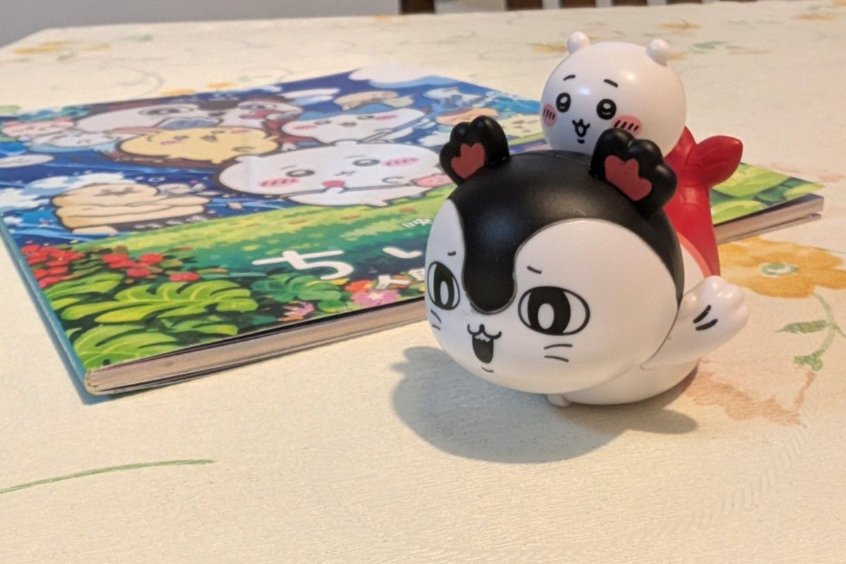 k_tsukudani's tweet photo. ちいかわ映画、そのうち配信で見るか〜くらいだったのに、新しい来場者特典が明らかにおかしいのでとうとう見に行ってしまった。

ごきげんに走ります。 https://t.co/uPHH3wek6d
