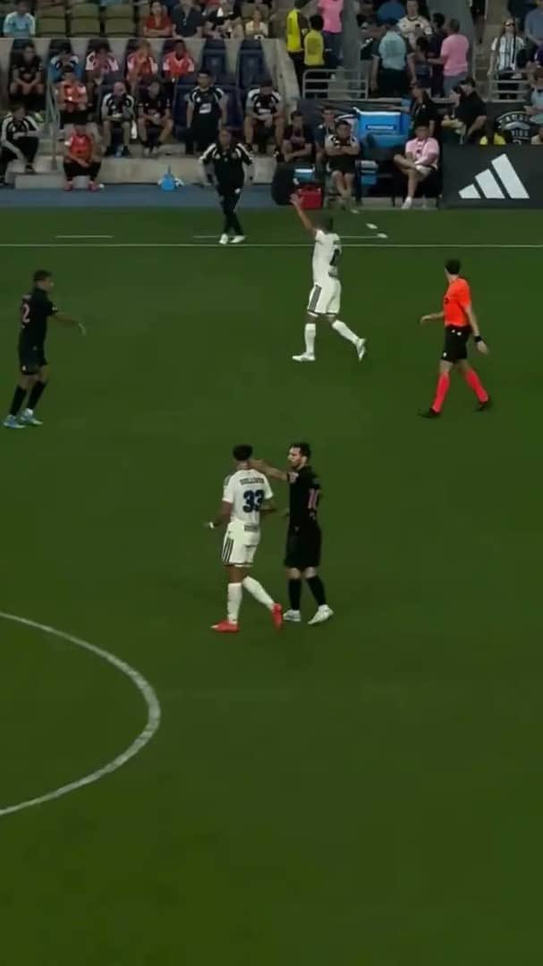 RelatableAsxh's tweet photo. 🚨 𝗢𝗙𝗙𝗜𝗖𝗜𝗔𝗟: Lionel Messi has been FINED by MLS after appearing to strike Philadelphia Union player Quinn Sullivan in the face during Inter Miami’s 2-2 draw.

Messi was not booked during the match, but MLS later punished him for breaching rules on contact with an opponent https://t.co/f9J8CrFxAW
