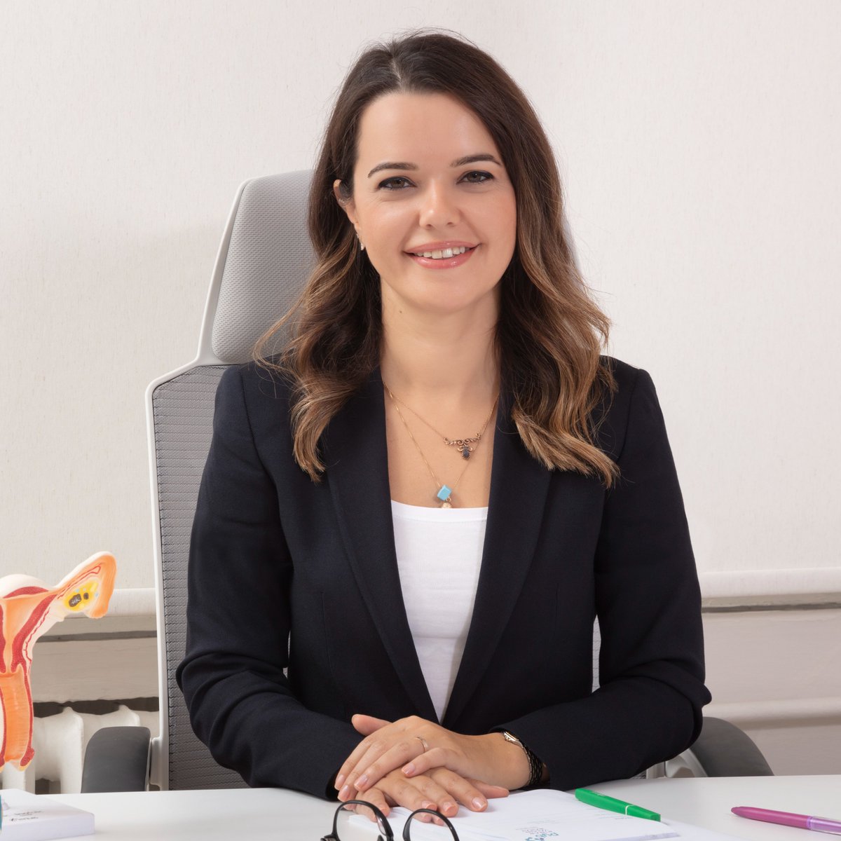 beehaber's tweet photo. Doç. Dr. Pınar Yalçın Bahat, modern çalışma hayatının kadın bedeninin ihtiyaçlarını göz ardı ettiğini söyledi:

🔹 “Günümüz toplumunda kadının çalışma şekli maalesef erkek bedenine göre kurulmuş.”

🔹 “‘Erkek gibiysen başarılısın’ gibi bir algı var ve biz buna uyumlanmaya çalışıyoruz.”

🔹 “Bir kadın kanıyor, halsiz hissediyor, hatta doğum sancısı gibi bir ağrı yaşayabiliyor.”

🔹 “Ama o sırada sizden çalışmanız bekleniyor.”

🔹 “Çocuğunuz varsa annelik yapmanız, eşinizle ilgilenmeniz ve işinizi eksiksiz sürdürmeniz gerekiyor.”

🔹 “Regl izni bile çoğu iş yerinde yok.”

🔹 “Kadınlar kendilerini anlatamıyor.”

🔹 “4-5 tane ağrı kesiciyle sadece ağrısız yaşamaya çalışıyorlar.”