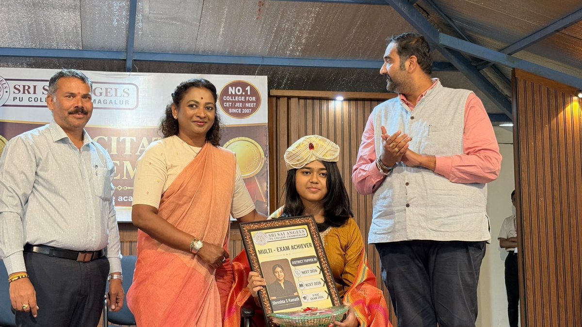 NayanaJhawar's tweet photo. ಇಂದು ಚಿಕ್ಕಮಗಳೂರಿನ ಶ್ರೀ ಸಾಯಿ‌ ಏಂಜಲ್ಸ್  ಪದವಿ ಪೂರ್ವ ಕಾಲೇಜಿನಲ್ಲಿ ಆಯೋಜಿಸಿದ್ದ ಪ್ರತಿಭಾನ್ವಿತ ವಿದ್ಯಾರ್ಥಿಗಳಿಗೆ ಸನ್ಮಾನ ಕಾರ್ಯಕ್ರಮ ಹಾಗು NEET, KCET ಮತ್ತು ಪದವಿ ಪೂರ್ವ ಪರೀಕ್ಷೆಯಲ್ಲಿ ಜಿಲ್ಲೆಗೆ ಪ್ರಥಮ ಸ್ಥಾನ ಪಡೆದ ವಿದ್ಯಾರ್ಥಿಗಳಿಗೆ ಸನ್ಮಾನ ಮತ್ತು ಅಭಿನಂದನಾ ಕಾರ್ಯಕ್ರಮದಲ್ಲಿ  ಭಾಗವಹಿಸಿ ವಿದ್ಯಾರ್ಥಿಗಳಿಗೆ ಭವಿಷ್ಯದ ಕುರಿತು ತಿಳಿಸಲಾಯಿತು..
.
.
.
#nayanamotamma #nayanajhawar #MLAMudigere #mudigereconstituency #schooleducation
