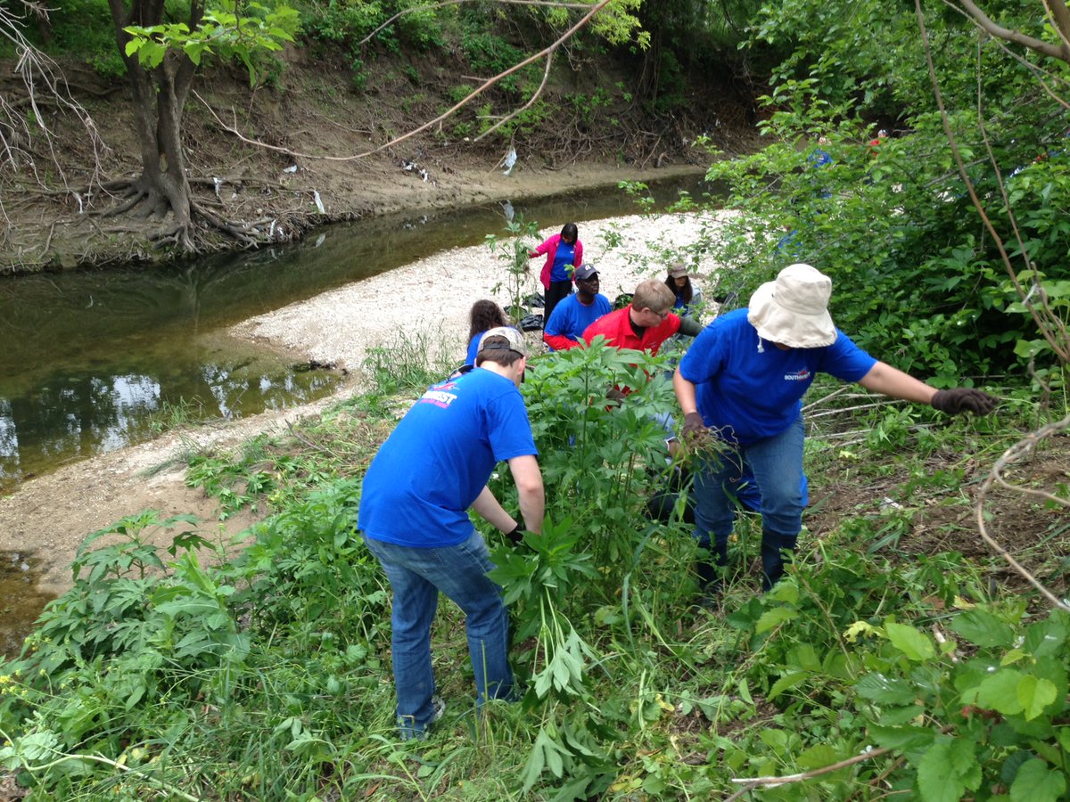 Kalan12123's tweet photo. Community Clean-Up Drive this Sat 9AM at Maple Park! Join us to spruce up the neighborhood, free snack packs for all volunteers—bring gloves, let’s build a cleaner space together! https://t.co/hCYJGcw2p2