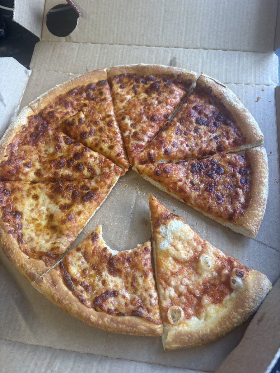hammersjack12's tweet photo. @Dominos_UK  gone downhill, my 2 year old and 4 year old wouldn’t even eat this, look how dry and burnt it is, Tesco do a better pizza for 59p https://t.co/LlLk0ltiRQ