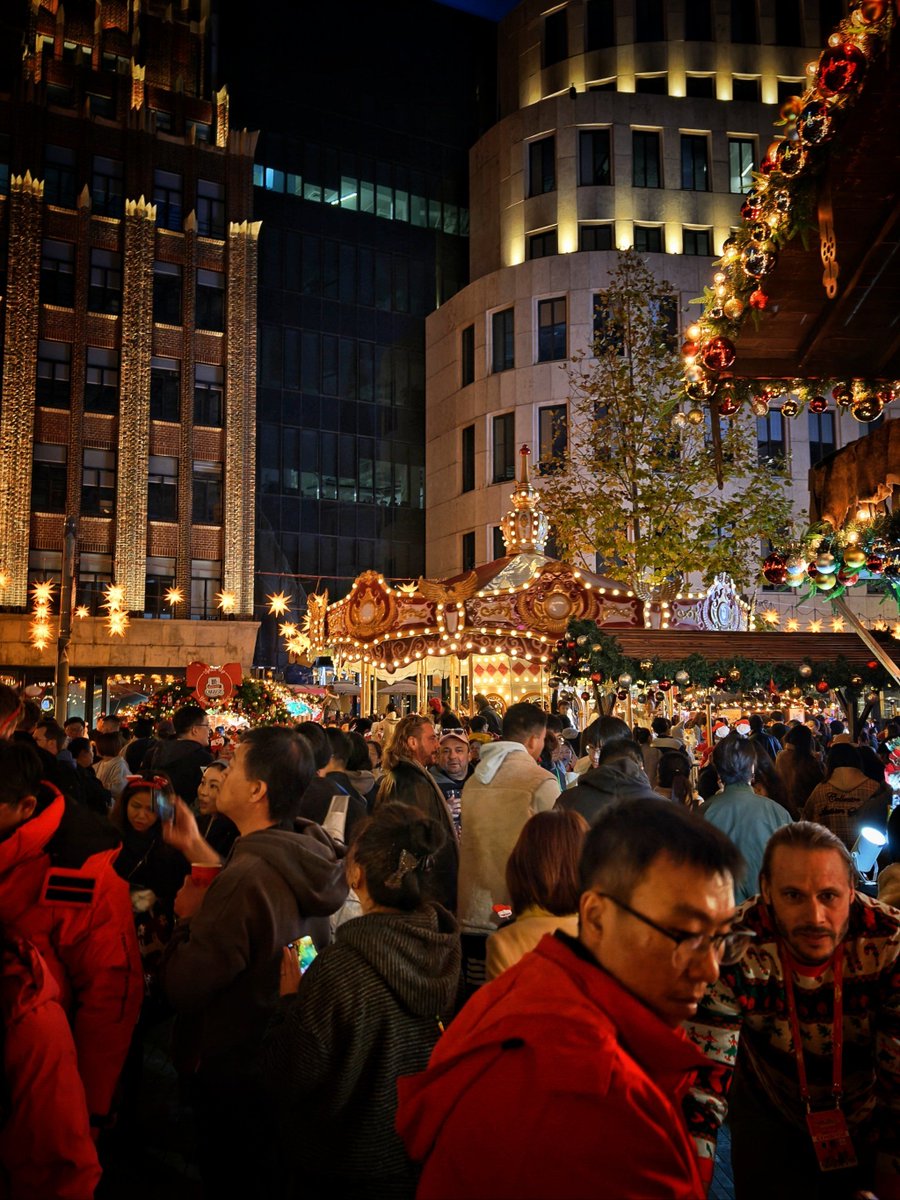 lily15102051's tweet photo. [ Countdown to Christmas Eve! Hot cocoa in hand, lights twinkling—this holiday magic feels just right. #ChristmasVibe]， https://t.co/gxDPxiB9sD