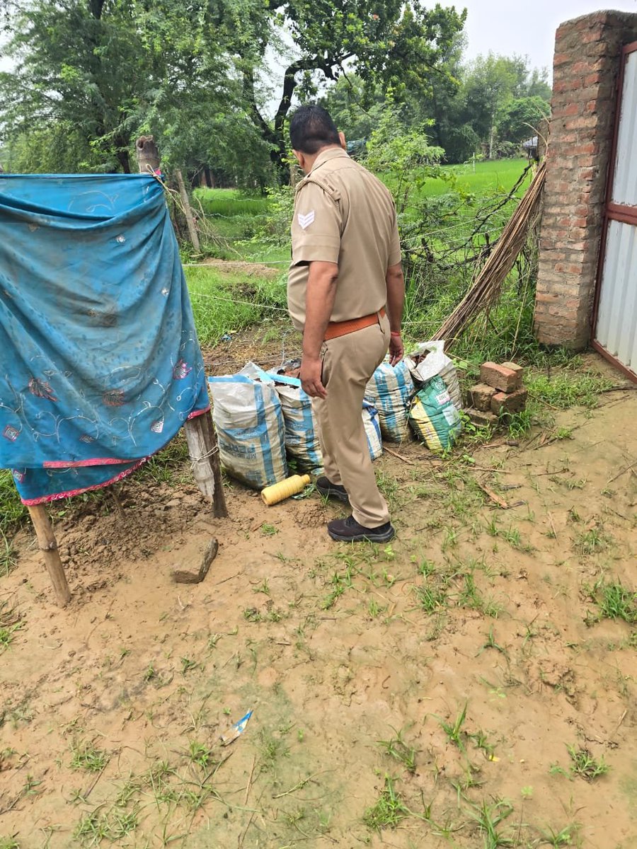 upexcise's tweet photo. रायबरेली, 
22/08/ 2026।
आबकारी आयुक्त उ०प्र० प्रयागराज महोदय द्वारा दिए गये निर्देश के क्रम मे, अवैध शराब के नि���्माण , बिक्री एवं तस्करी के विरुद्ध  जारी  प्रवर्तन अभियान के अन्तर्गत आबकारी निरीक्षक क्षेत्र- 4 अमित कुमार श्रीवास्तव मय हमराह  द्वारा विभिन्न स्थानों पर दबिश की कार्यवाही की गयी। 
     टीम द्वारा सलोन तहसील के  थाना- डीह के अंतर्गत ग्राम डीह व ठकुराइन का पुरवा में अवैध कच्ची शराब बनाने के अड्डों/संदिग्ध घरों में दबिश के दौरान कुल 10 लीटर अवैध कच्ची शराब बरामद किया गया और 02 अभियोग आबकारी अधिनि��म की सुसंगत धाराओं में पंजीकृत किये गए।

@upgovt @nitinagarwal_n @chiefSecyUP
@infodeptup @uppolice @dmraebareli