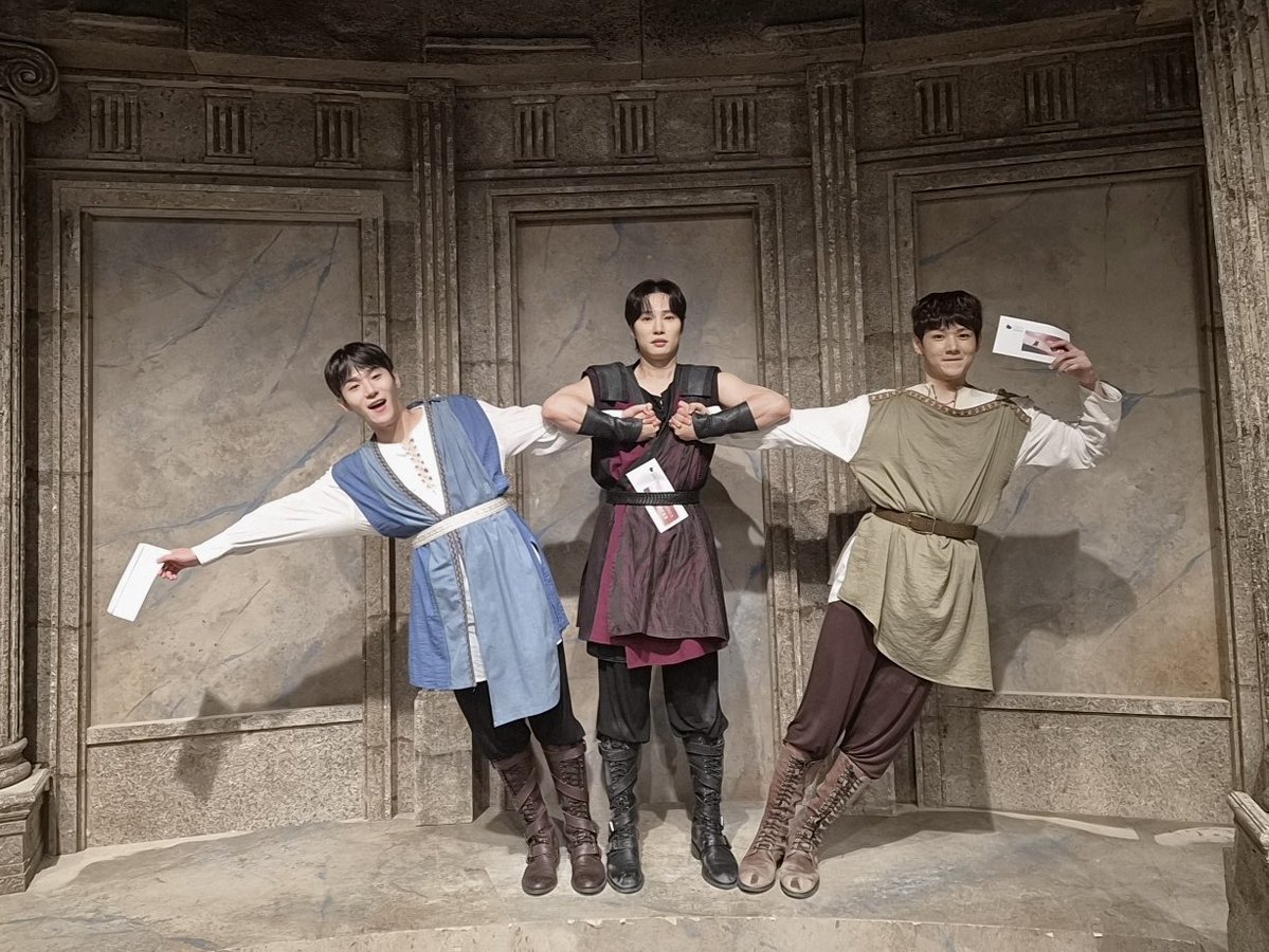 sum_navi's tweet photo. 연극[#이올라오스] 
🏛️전석매진 만원사례

“ 매진이 생기면 강해질 수밖에 없으니까. ”

시민 여러분들의 성원에 힘입어
금일 8/22(토) 3시 공연이 매진되었습니다!

궂은 날씨에도 테베를 찾아주신 시민 여러분들께 진심으로 감사드립니다. 

테베를 위하여!⚔️
-
2026.06.21 - 09.06
예스24아트원 3관
-
#섬으로간나비 #연극이올라오스