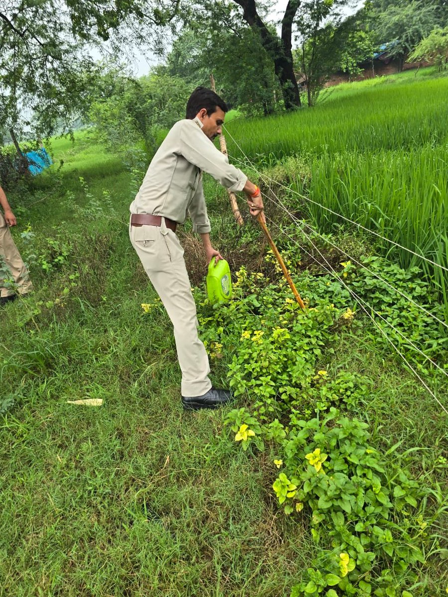 upexcise's tweet photo. रायबरेली, 
22/08/ 2026।
आबकारी आयुक्त उ०प्र० प्रयागराज महोदय द्वारा दिए गये निर्देश के क्रम मे, अवैध शराब के नि���्माण , बिक्री एवं तस्करी के विरुद्ध  जारी  प्रवर्तन अभियान के अन्तर्गत आबकारी निरीक्षक क्षेत्र- 4 अमित कुमार श्रीवास्तव मय हमराह  द्वारा विभिन्न स्थानों पर दबिश की कार्यवाही की गयी। 
     टीम द्वारा सलोन तहसील के  थाना- डीह के अंतर्गत ग्राम डीह व ठकुराइन का पुरवा में अवैध कच्ची शराब बनाने के अड्डों/संदिग्ध घरों में दबिश के दौरान कुल 10 लीटर अवैध कच्ची शराब बरामद किया गया और 02 अभियोग आबकारी अधिनि��म की सुसंगत धाराओं में पंजीकृत किये गए।

@upgovt @nitinagarwal_n @chiefSecyUP
@infodeptup @uppolice @dmraebareli