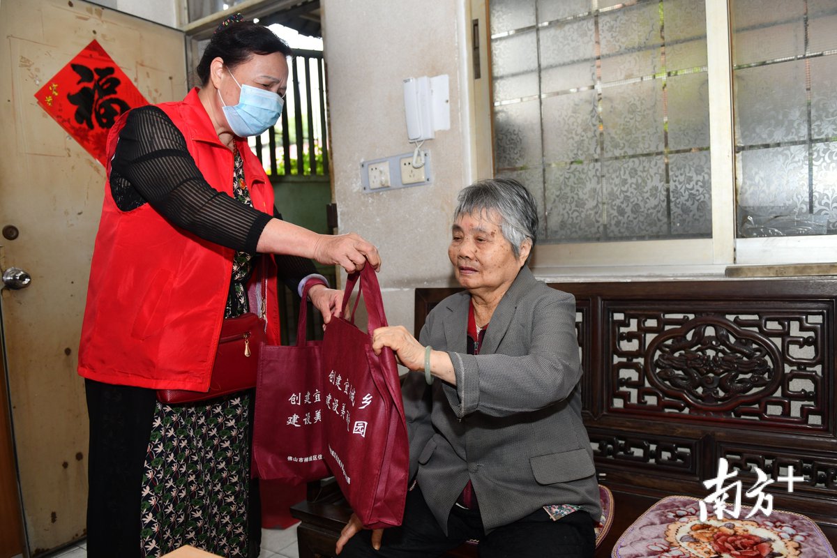 haninzaheera's tweet photo. Just spent the whole morning packing warm supplies for elderly neighbors in the community! Feeling so warm seeing their smiles when we dropped off the parcels  Grateful for every kind hand today!， https://t.co/X91bOLEpft