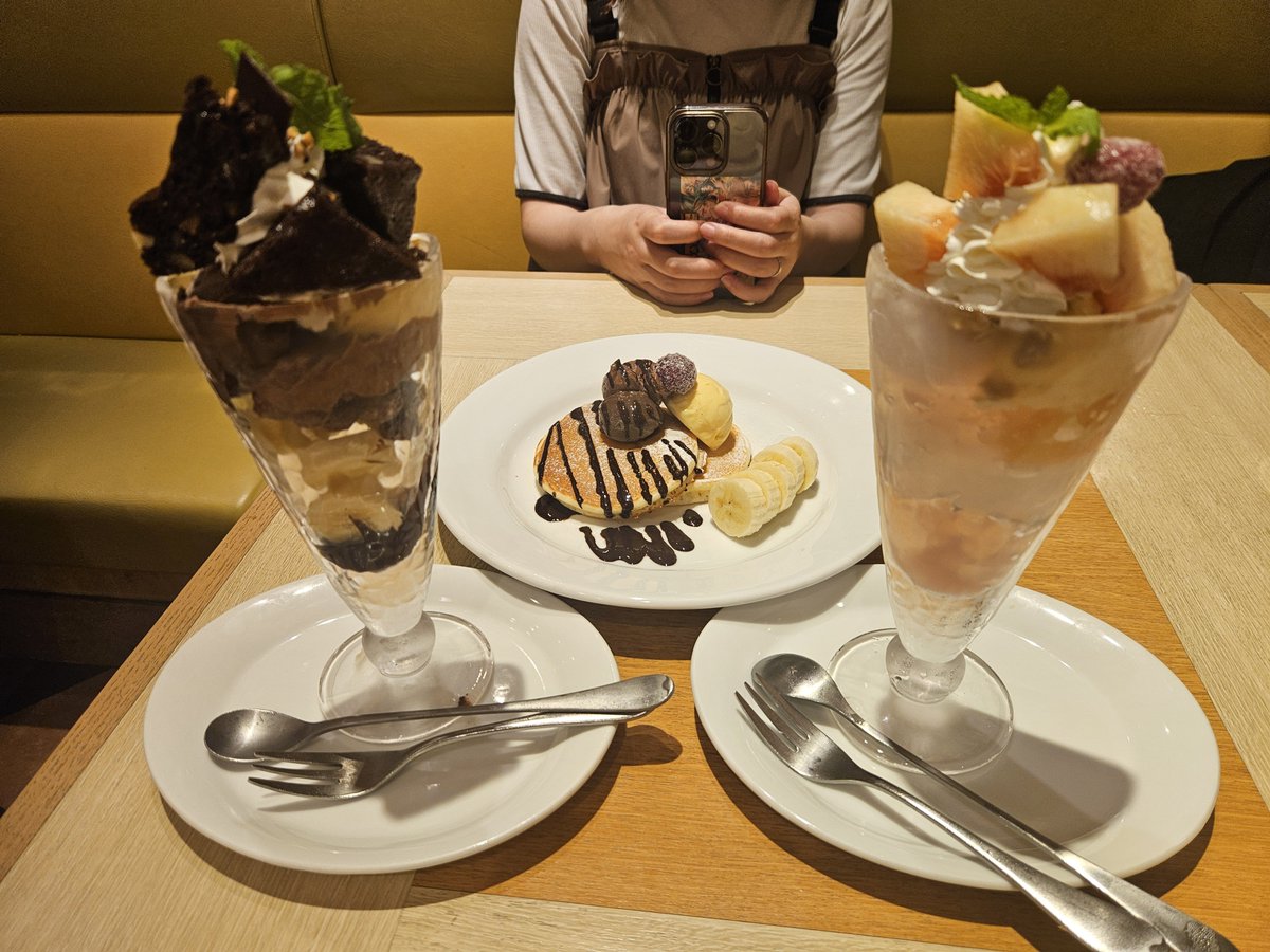 ruuryu's tweet photo. デニーズにてバースデーパンケーキをゲット！
桃パフェとチョコパフェもオーダーして豪華～✨️
と思いきや……？ https://t.co/cyfoTaxjJ3