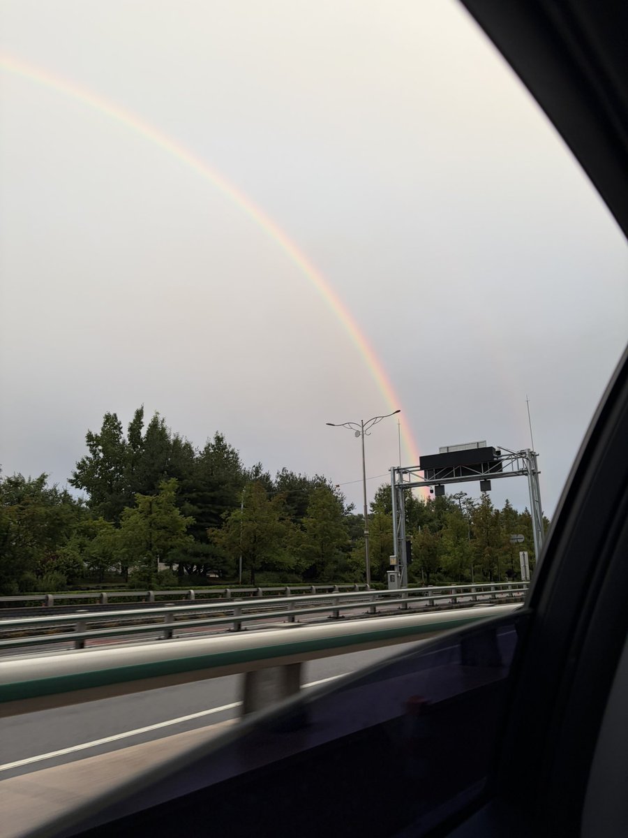 shkkxx's tweet photo. 오늘 본 무지개...🌈🌈 https://t.co/fBO4Jagrzd