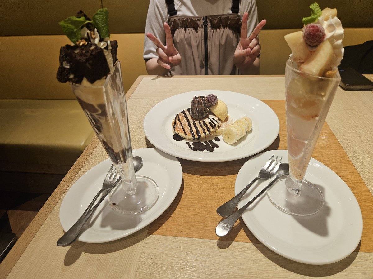 ruuryu's tweet photo. デニーズにてバースデーパンケーキをゲット！
桃パフェとチョコパフェもオーダーして豪華～✨️
と思いきや……？ https://t.co/cyfoTaxjJ3