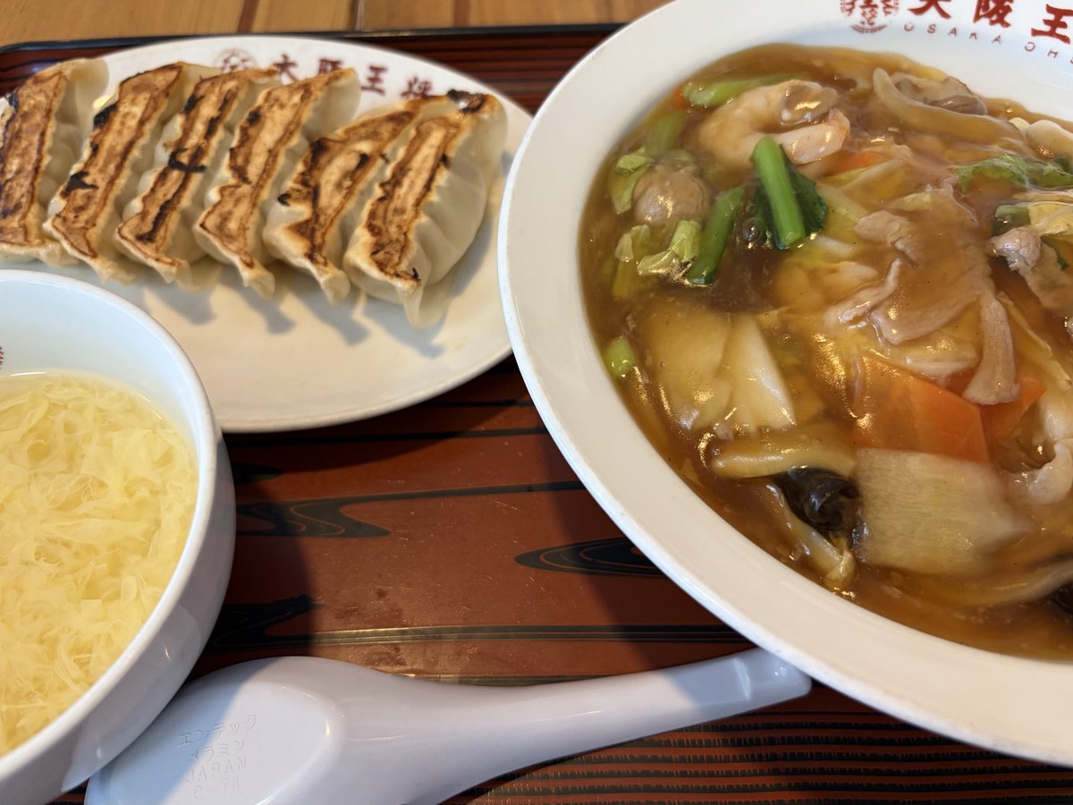 k70102085's tweet photo. なんか違った
餃子と炒飯にすれば良かった
調味料系　何触っても
ベタベタ
#なんか違った #餃子 
#中華丼 #ベタベタ https://t.co/lUVhXA9f3x