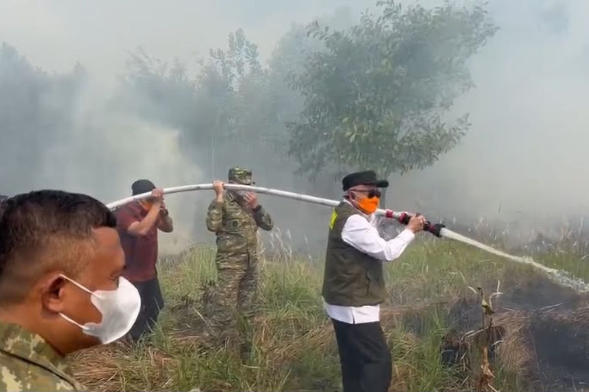LambeSahamjja's tweet photo. klarifikasi gubernur kalsel soal kebakaran kalimantan:
- kebakaran di lapangan tidak separah yang di medsos
- dia tinjau banjar baru 
- katanya memang ada kebakaran
- tapi tidak separah yang di beritakan di media
- katanya kabut asap cepat pergi 
- karena dipengaruhi angin laut
- penanganan yang cepat juga jadi salah satu sebab karhutla bisa ditangani