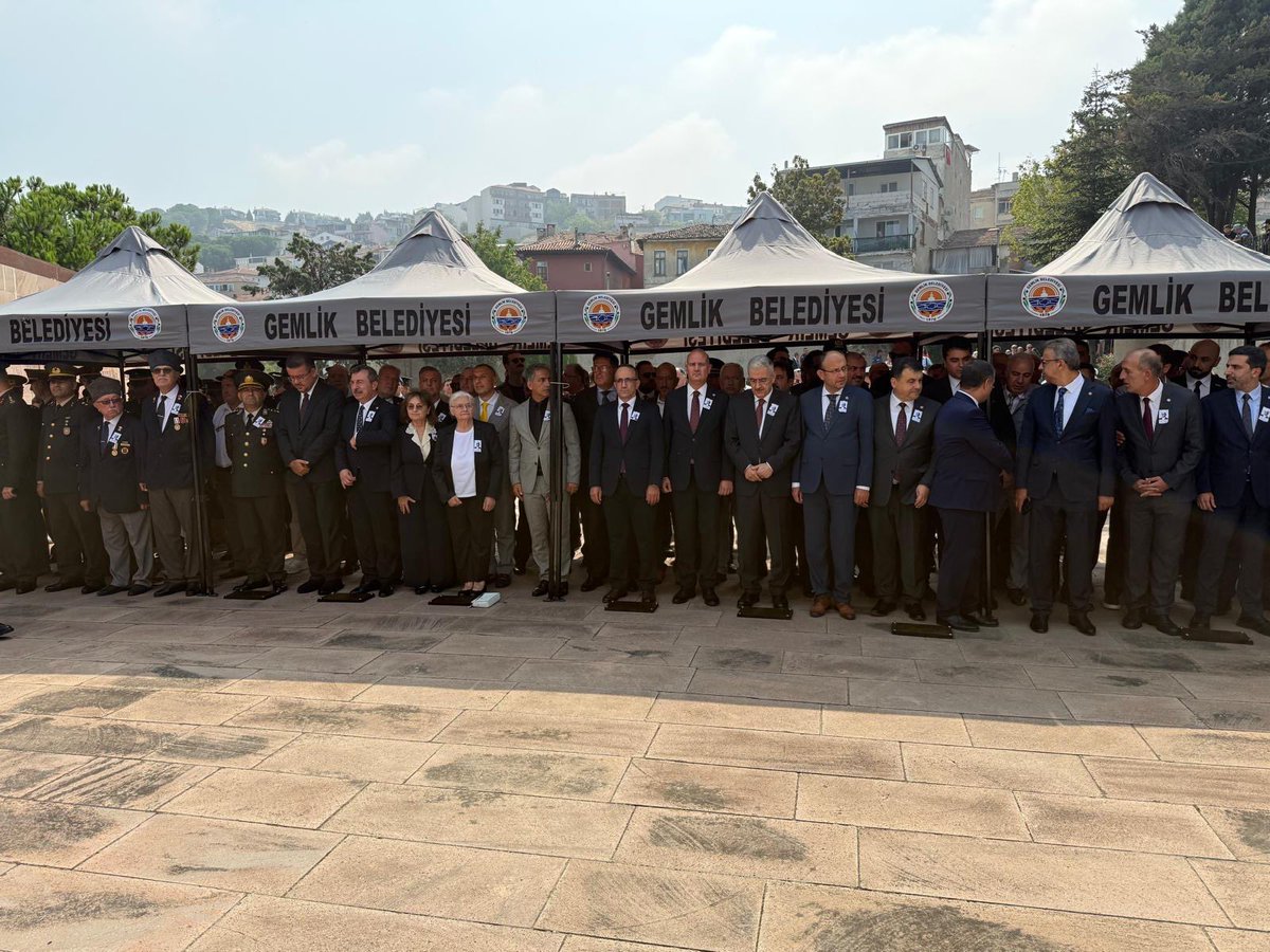 DrOmerileri's tweet photo. 📍Gemlik

Demokrasi tarihimizin önemli isimlerinden, 3. Cumhurbaşkanımız Celal Bayar’ı, vefatının yıl dönümünde Gemlik’te düzenlenen anma töreninde rahmet ve saygıyla andık.

Ülkemize ve milletimize sunduğu hizmetleri vesilesiyle kendisini yeniden rahmetle anıyor; 27 Mayıs başta olmak üzere, milli iradeyi hedef alan tüm darbeleri bir kez daha lanetliyorum.