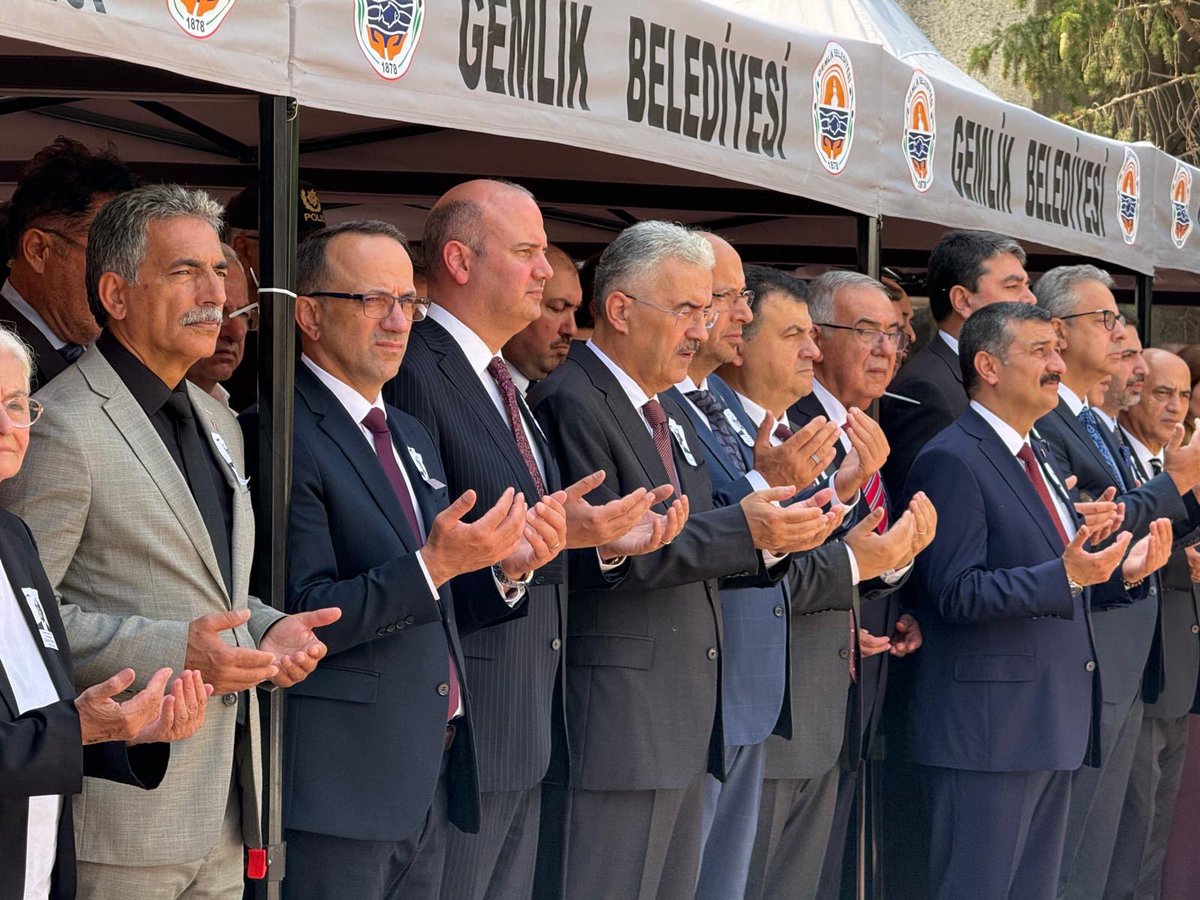 DrOmerileri's tweet photo. 📍Gemlik

Demokrasi tarihimizin önemli isimlerinden, 3. Cumhurbaşkanımız Celal Bayar’ı, vefatının yıl dönümünde Gemlik’te düzenlenen anma töreninde rahmet ve saygıyla andık.

Ülkemize ve milletimize sunduğu hizmetleri vesilesiyle kendisini yeniden rahmetle anıyor; 27 Mayıs başta olmak üzere, milli iradeyi hedef alan tüm darbeleri bir kez daha lanetliyorum.