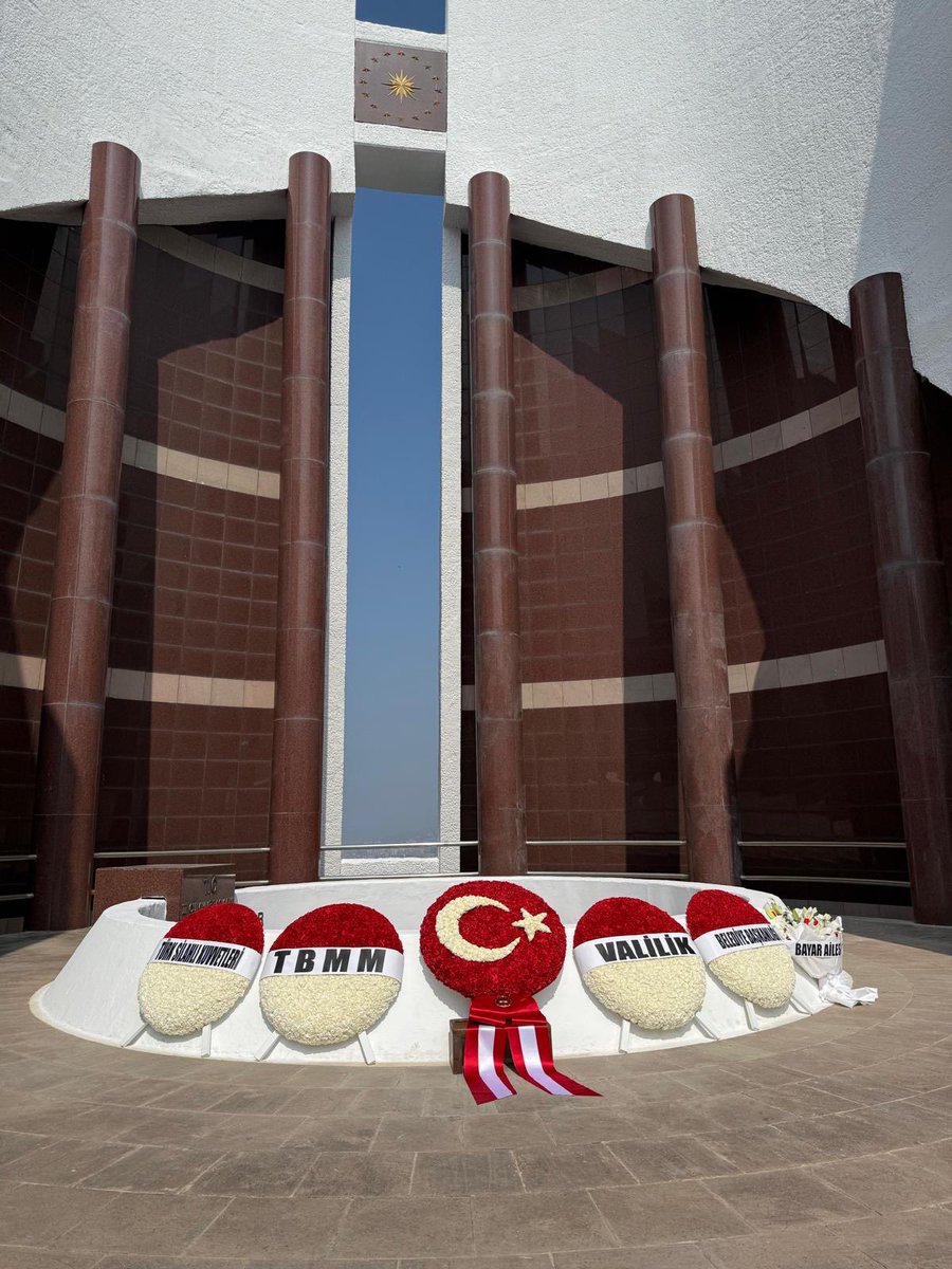 DrOmerileri's tweet photo. 📍Gemlik

Demokrasi tarihimizin önemli isimlerinden, 3. Cumhurbaşkanımız Celal Bayar’ı, vefatının yıl dönümünde Gemlik’te düzenlenen anma töreninde rahmet ve saygıyla andık.

Ülkemize ve milletimize sunduğu hizmetleri vesilesiyle kendisini yeniden rahmetle anıyor; 27 Mayıs başta olmak üzere, milli iradeyi hedef alan tüm darbeleri bir kez daha lanetliyorum.