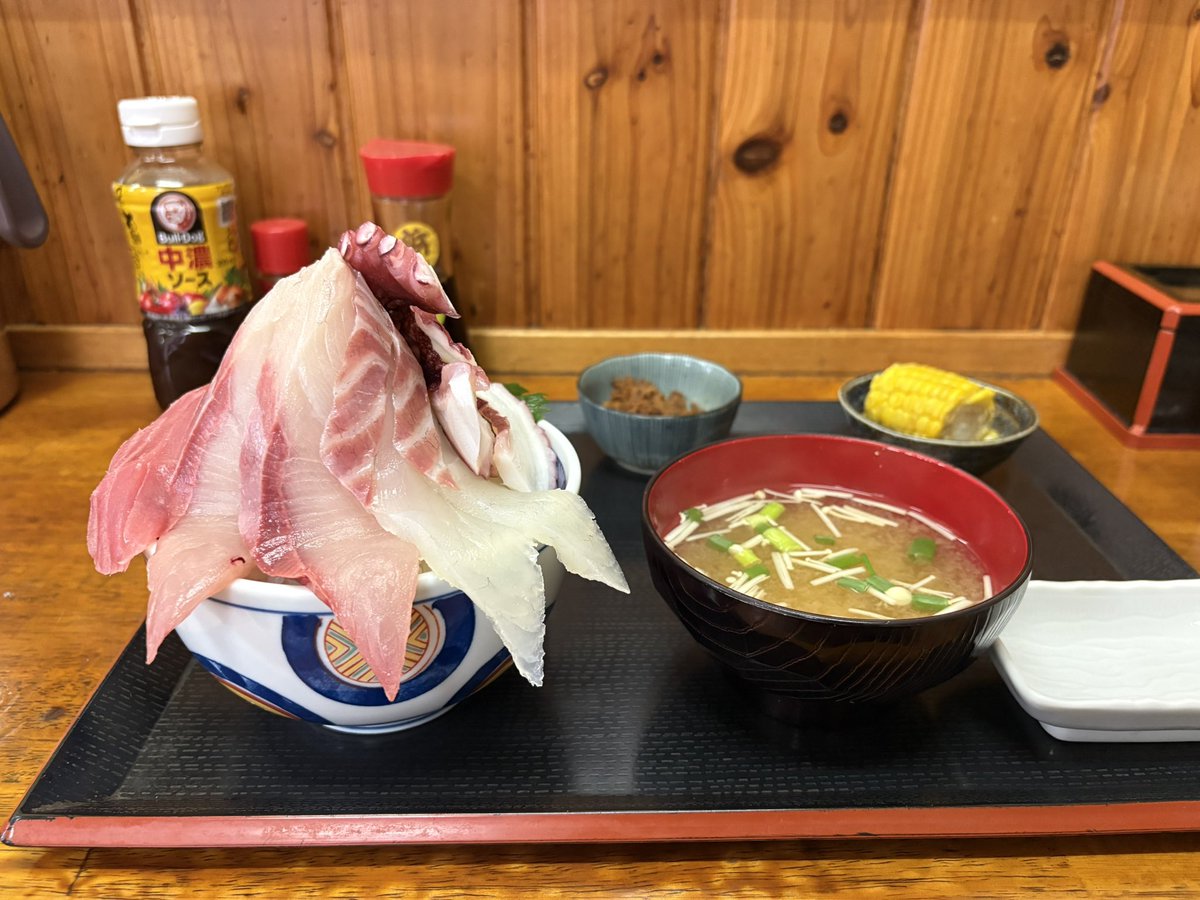 stac251029's tweet photo. ちばのアクスタを連れ出したいオタクが、写真を撮りたいオタクに着いて行った銚子旅行🚃
海鮮のボリューム満点すぎた💯 https://t.co/kIB49vGuNh