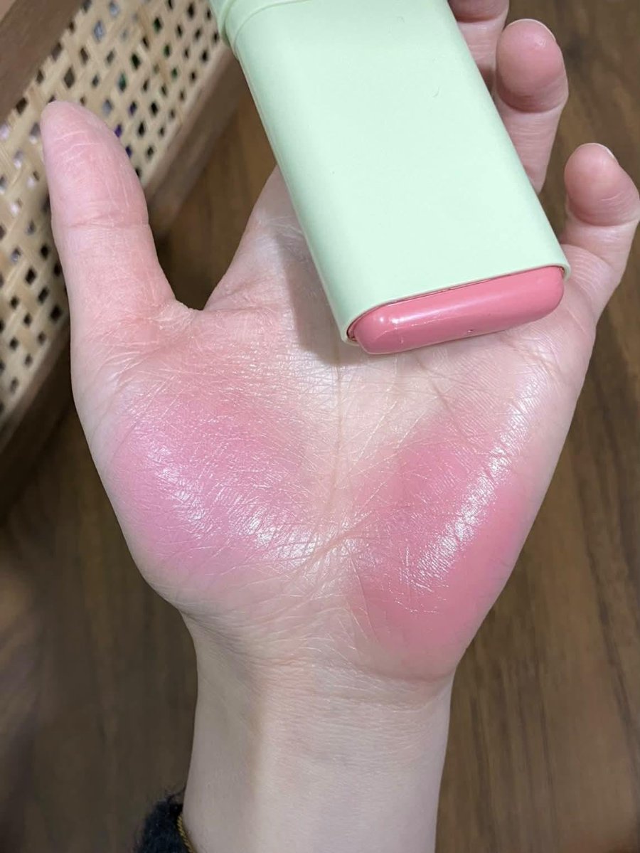 rainyychaa's tweet photo. DEFINISI PENYELAMAT DOMPET DI AKHIR BULAN😭🫶 

iseng nyobain blush under 30k yang katanya mirip Pixi, sebagus ituu??! https://t.co/J6QbcDsBoC