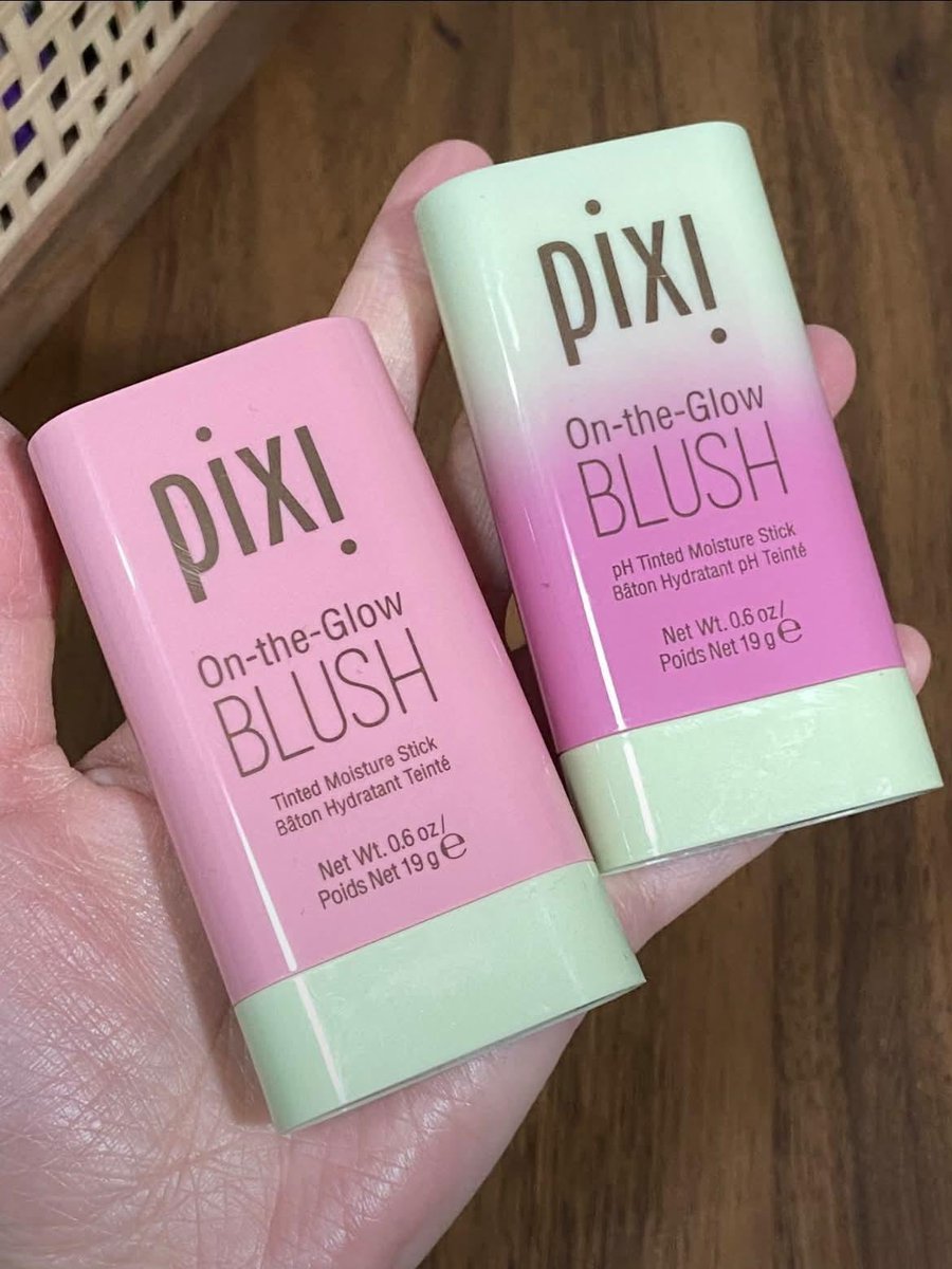 rainyychaa's tweet photo. DEFINISI PENYELAMAT DOMPET DI AKHIR BULAN😭🫶 

iseng nyobain blush under 30k yang katanya mirip Pixi, sebagus ituu??! https://t.co/J6QbcDsBoC
