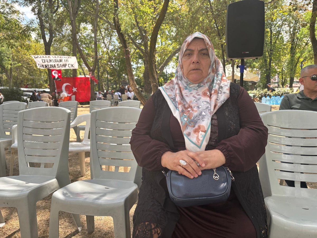 mervsismn's tweet photo. #ÖZELHABER I GAZİLER GÜVENPARK’TA EYLEM YAPARKEN BİR ANNE ÇIKAGELDİ. ADI ŞÜKRAN…

Şükran Anne basın kartımı görünce “Benim de bir acım var” dedi. “Buyurun” dediğim anda ağlamaya başladı.

“Kızım askeri lojmanda 22 bıçak darbesiyle öldürüldü” dedi.

Bir gazeteci olarak duygularımı yüzüme yansıtmadan, ne diyeceğimi bilemeden dinledim. Fotoğraflarını gösterdi, dava dosyasını getirdi. Ağladı.

“Kızımın katili dışarıda” dedi.

Öldürülen kızı Gülhan’ın iki çocuğu vardı. İkisi de annesiz kaldı. Şükran Anne şimdi torunlarına bakıyor.

Anlattıklarını dinlerken haberini yazdım. Ama bu kez yalnızca haber yapmak değil, Şükran Anne’nin adalet çağrısına ses olmak istiyorum.

Dava dosyasına göre Gülhan, komşusu tarafından kumar borcu nedeniyle 7 bileziği için öldürüldü. 22 bıçak darbesiyle hemde.

Şükran Anne’nin tek isteği var: Adalet.

“15 yaşındaki torunum da evdeydi, neden mahkemede dinlenmedi?” diye soruyor. Annesi öldürülürken çocuğu da evdeymiş. Bu bilgi de dava dosyasında sabit.

Şimdi ise "Benim kızım toprağın altında, o dışarıda" diyor.

👇👇👇