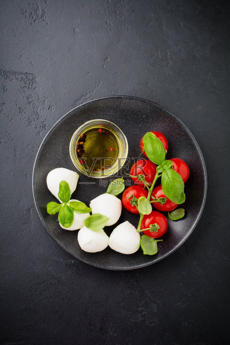 zoria_mcbride's tweet photo. Fresh local cherry tomatoes, basil u0026 mozzarella on today’s shopping list—perfect for summer caprese salads! No fancy stuff, just bright, flavorful picks for easy weeknight meals. https://t.co/qLrwzSbJtL