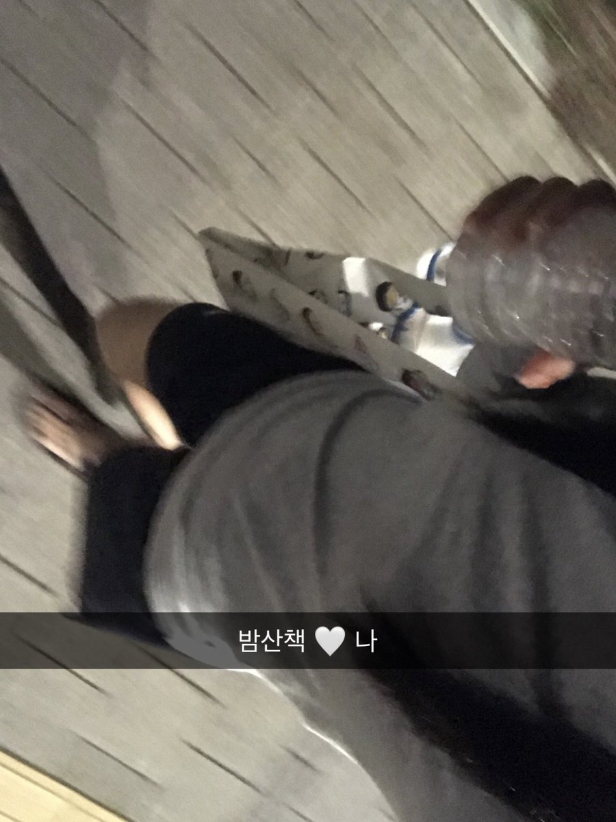 IO4O4856's tweet photo. 비와도돼 내가 실내에 있을때만 🤌🏾 https://t.co/xufFJkL2zO