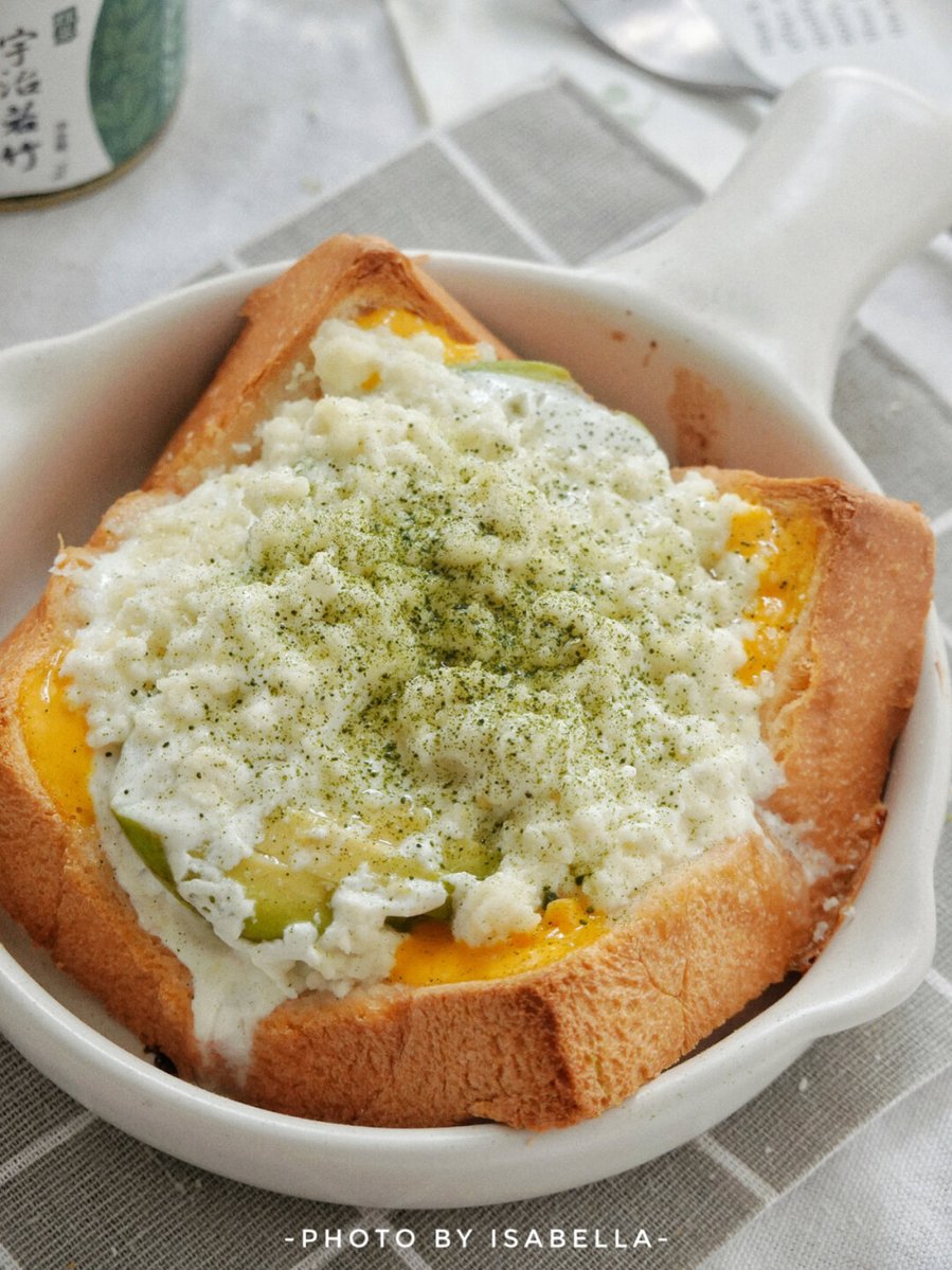 jchie97's tweet photo. Just had the most perfect late-night snack: crispy garlic toast slathered with creamy avocado and a sprinkle of chili flakes—taste bud heaven!， https://t.co/CFHtLeAqox